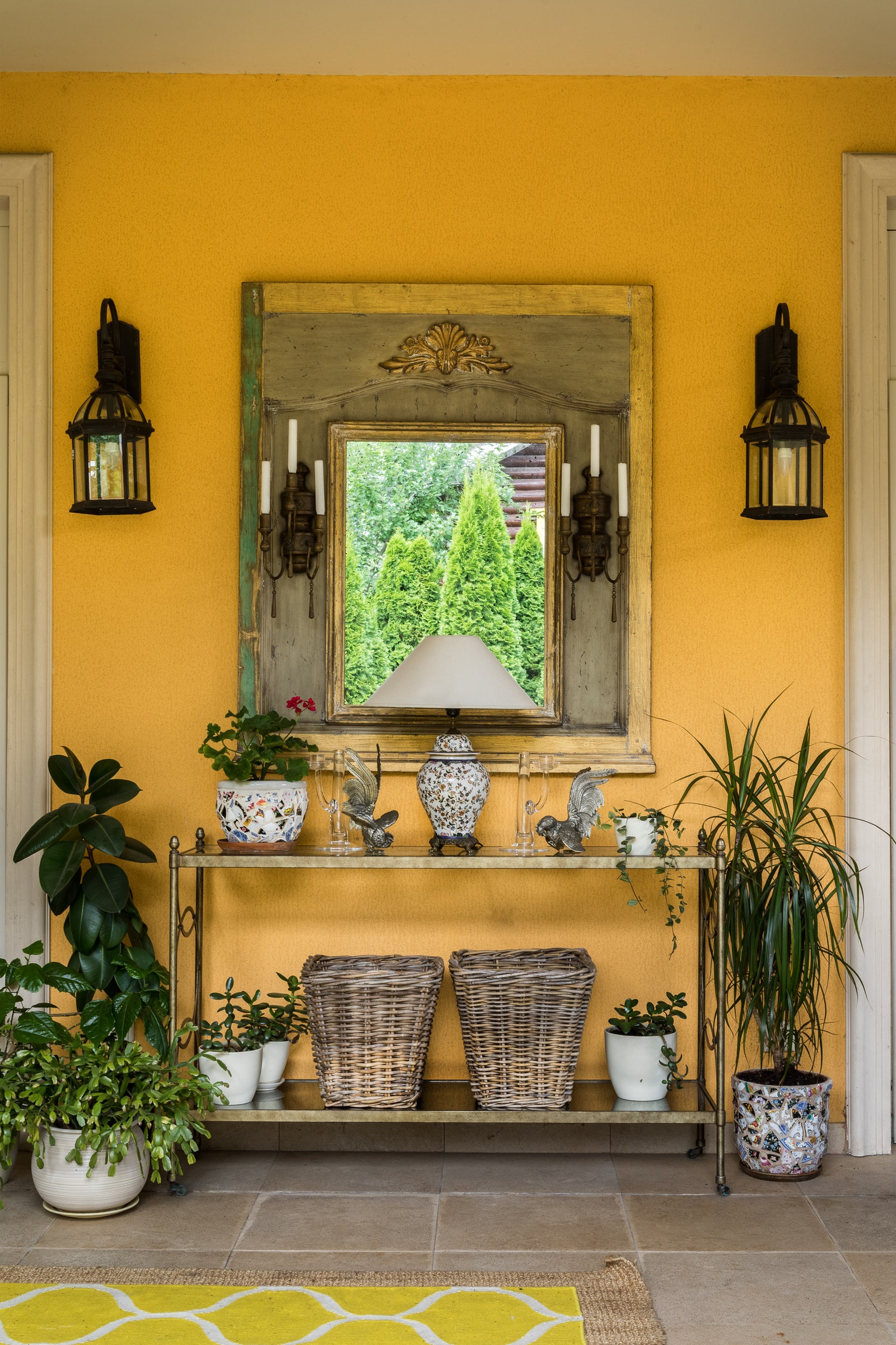 На террасе зеркало Highland House консоль Drexel Heritage цветочные горшки сделала хозяйка дома с использованием...