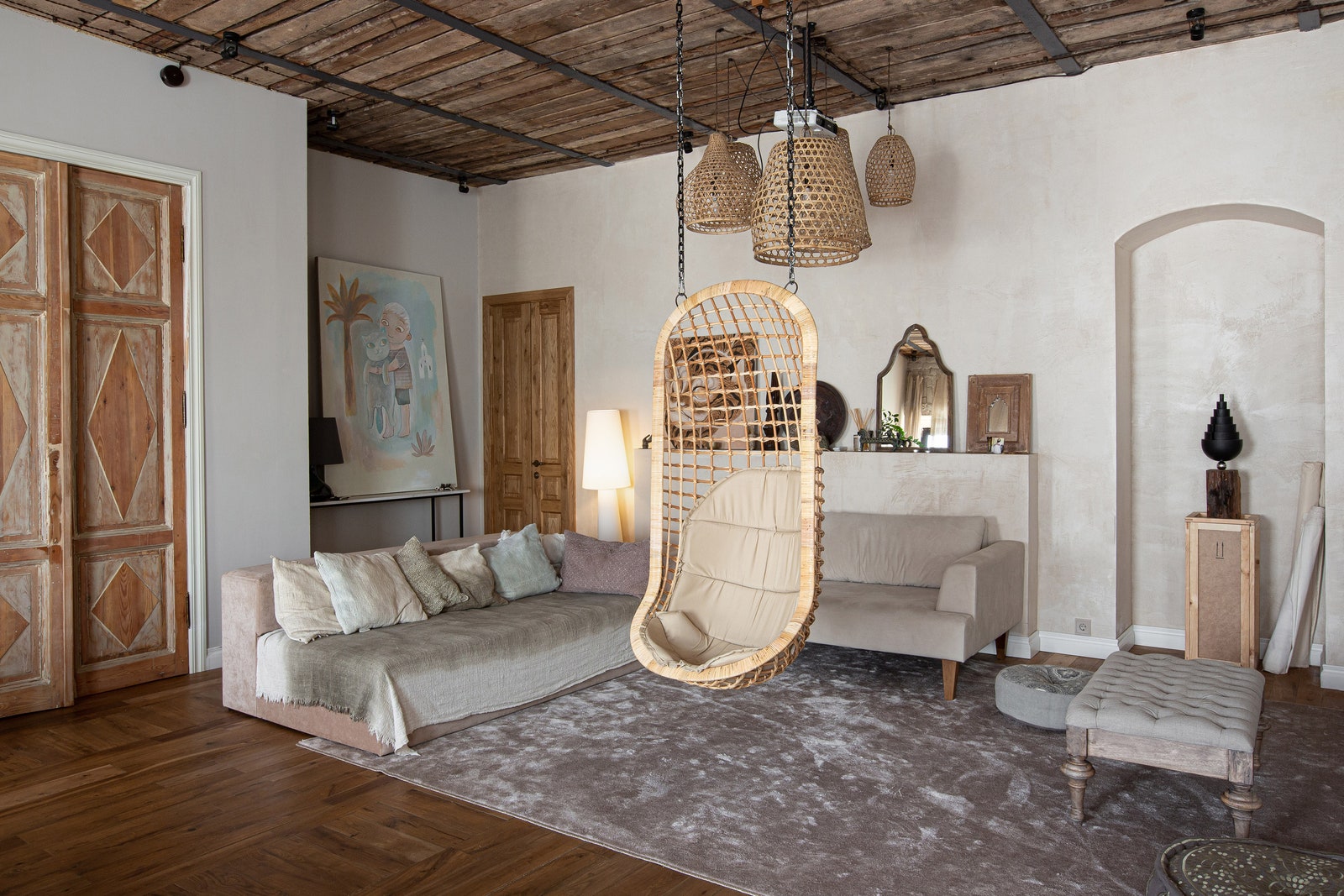 Мягкая мебель в гостиной сделана на заказ по дизайну Элины Гордеевой. Светильники когдато были корзинами для петухов.