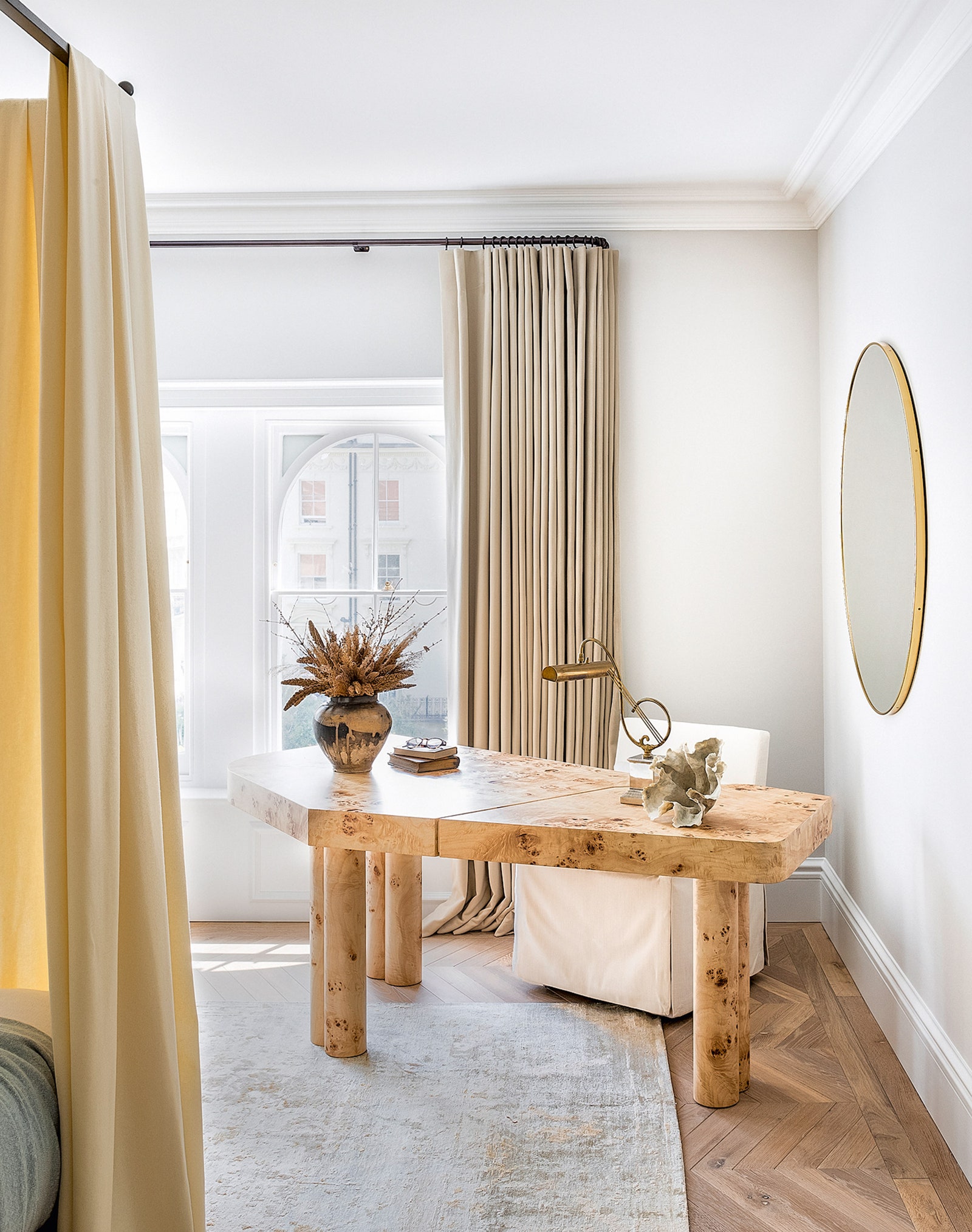 Квартира в Лондоне интерьер спроектирован Banda Design Studio. Рабочее место они разместили в спальне. Фото Taran Wilkhu.