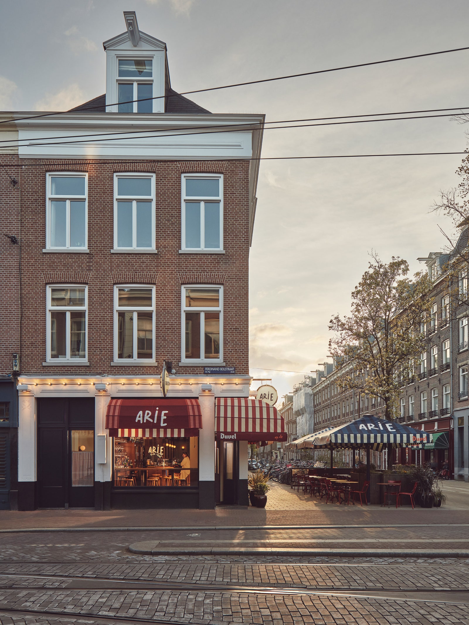 Бар с традиционным интерьером в Амстердаме