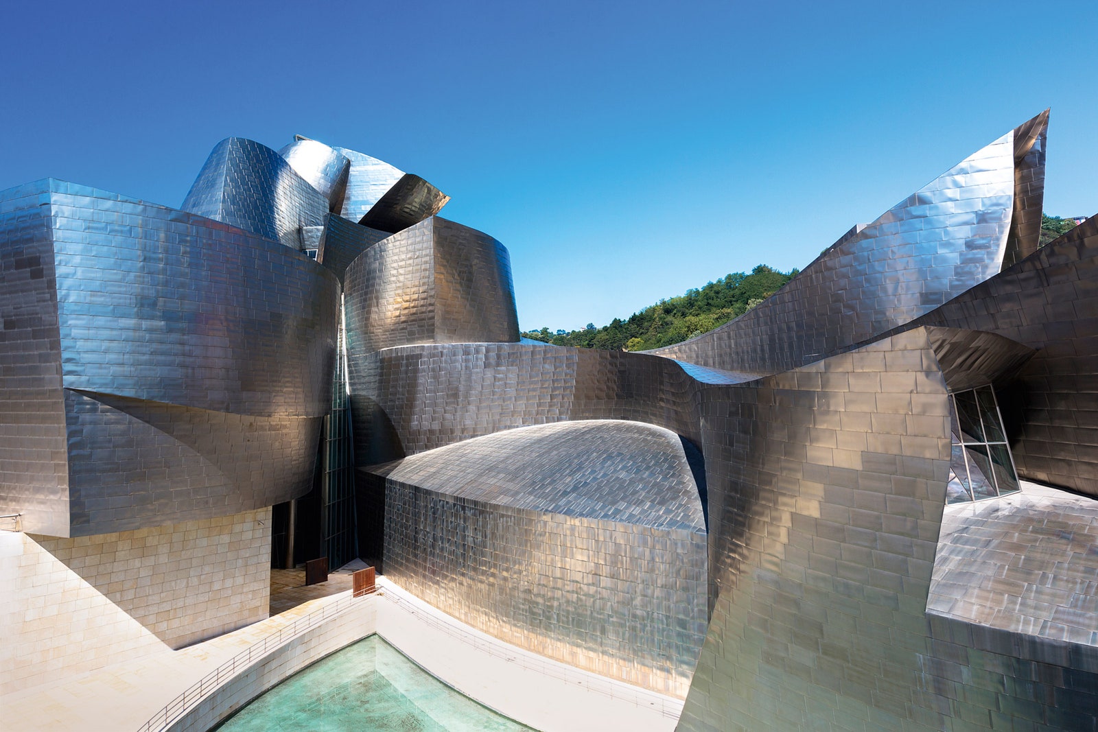 Здание Музея современного искусства в Бильбао было построено в 1997 году и принесло архитектору славу.