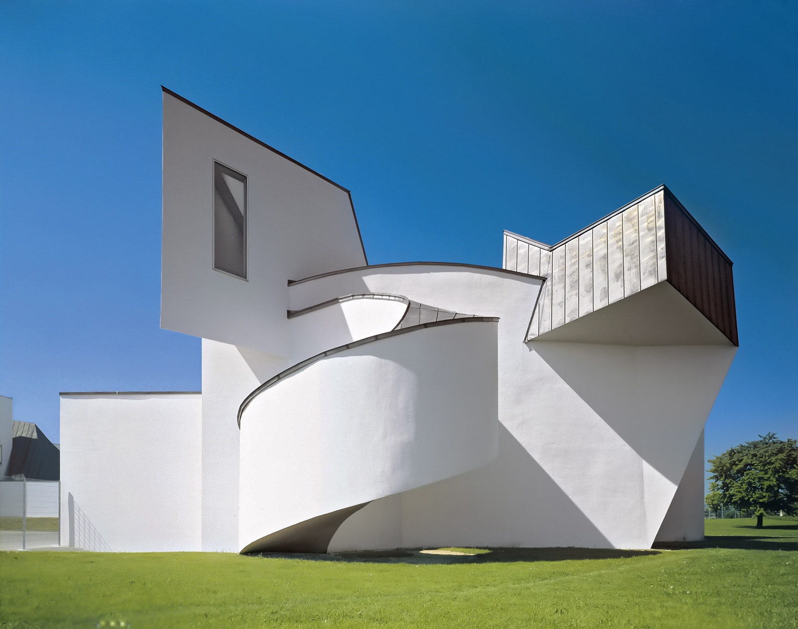 Музей дизайна в кампусе Vitra в ВайленаРейне был построен 1989м. В этом же году Гери получил Притцкеровскую премию.