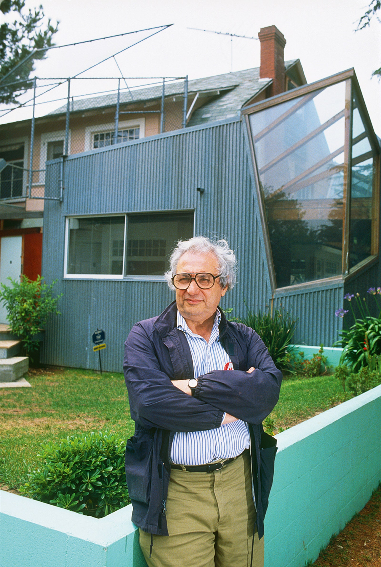 Фрэнк Гери у своего дома в СантаМонике который он постоянно достраивал и перестраивал. Фото 1988 года.
