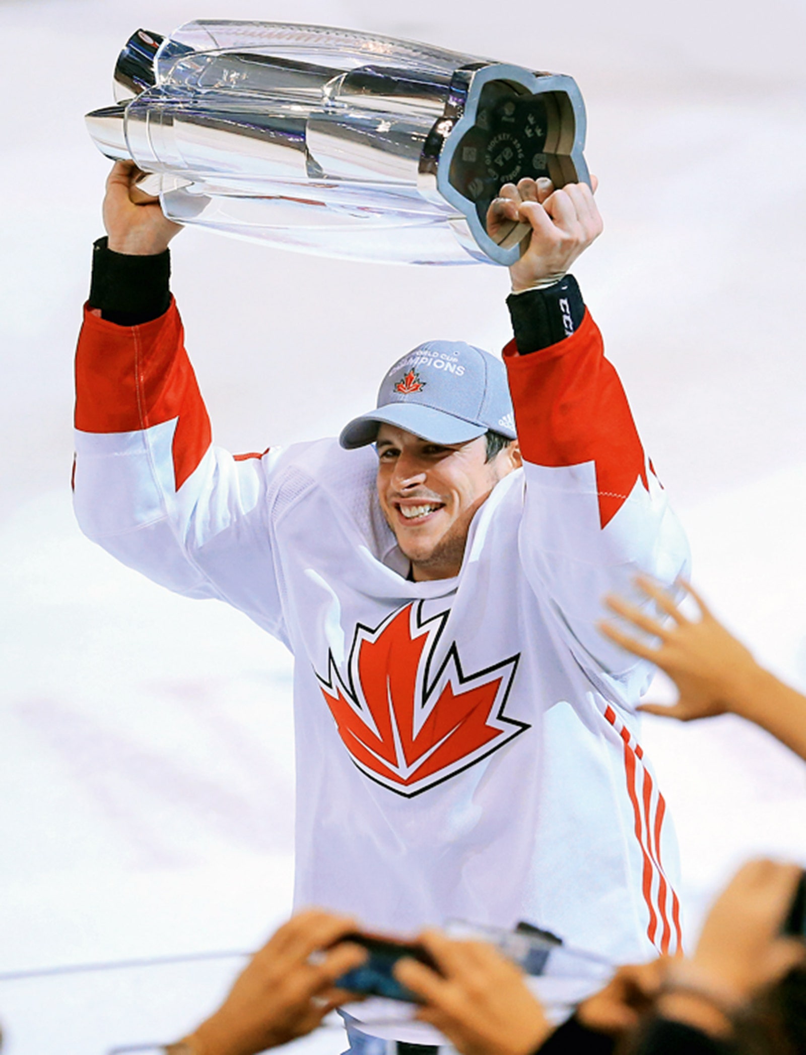 Кубок для чемпионата мира по хоккею выполнен по эскизам Гери и вручается с 2004 года. На фото хоккеист Сидни Кросби...