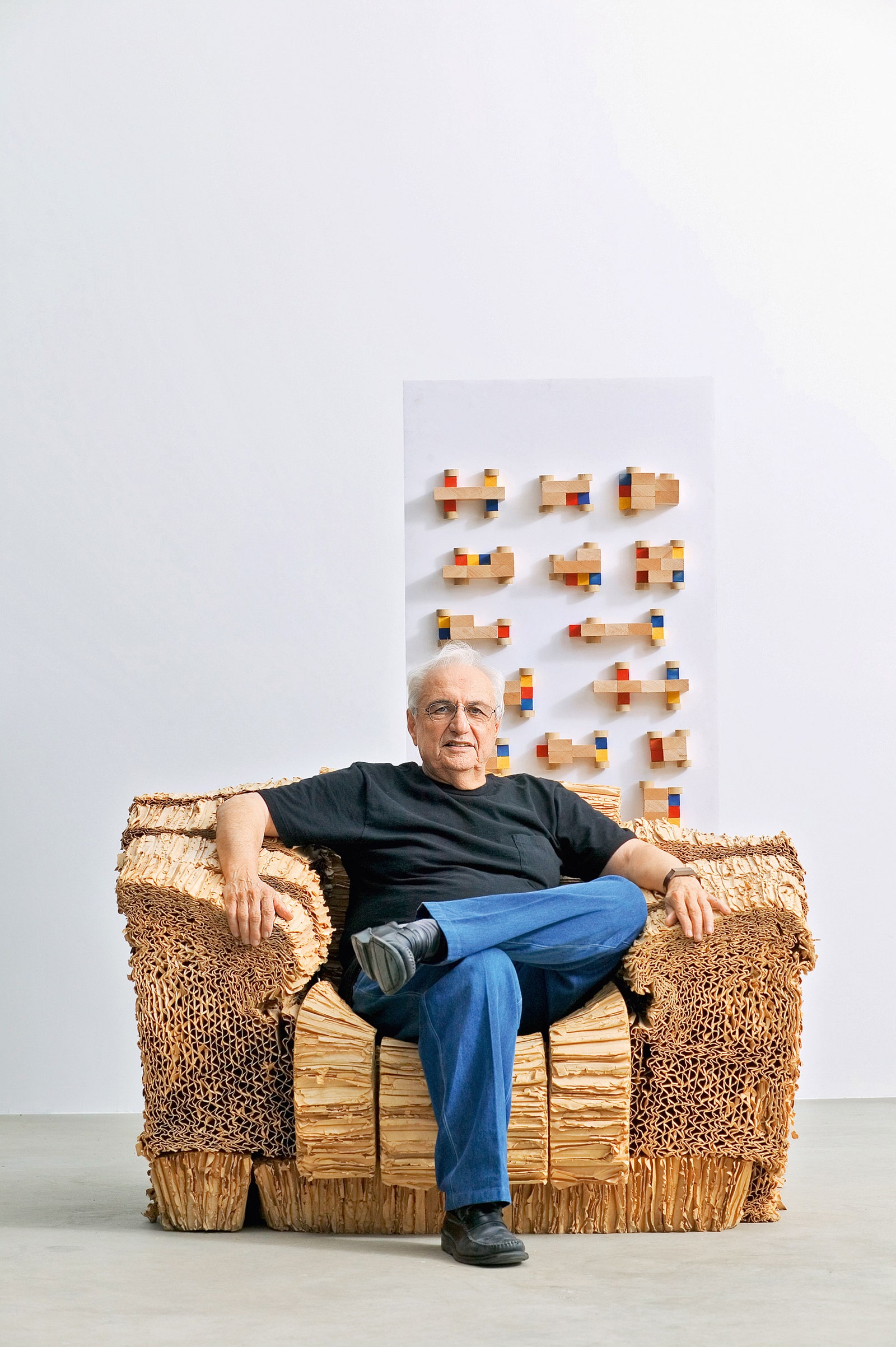 Архитектор Фрэнк Гери на кресле из гофрокартона. С этим материалом он экспериментировал в 1970е — и очень удачно...