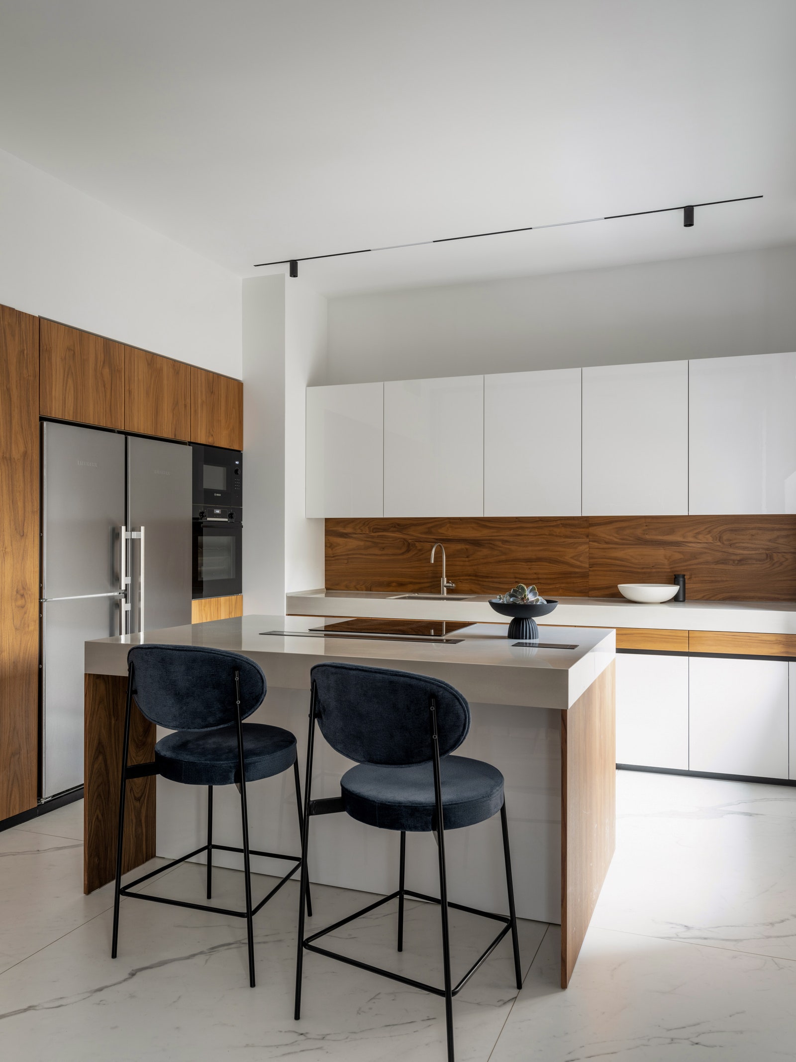 Кухня Hamilton барные стулья Barcelona Design пол из керамогранита Ariostea Bianco Calacatta.