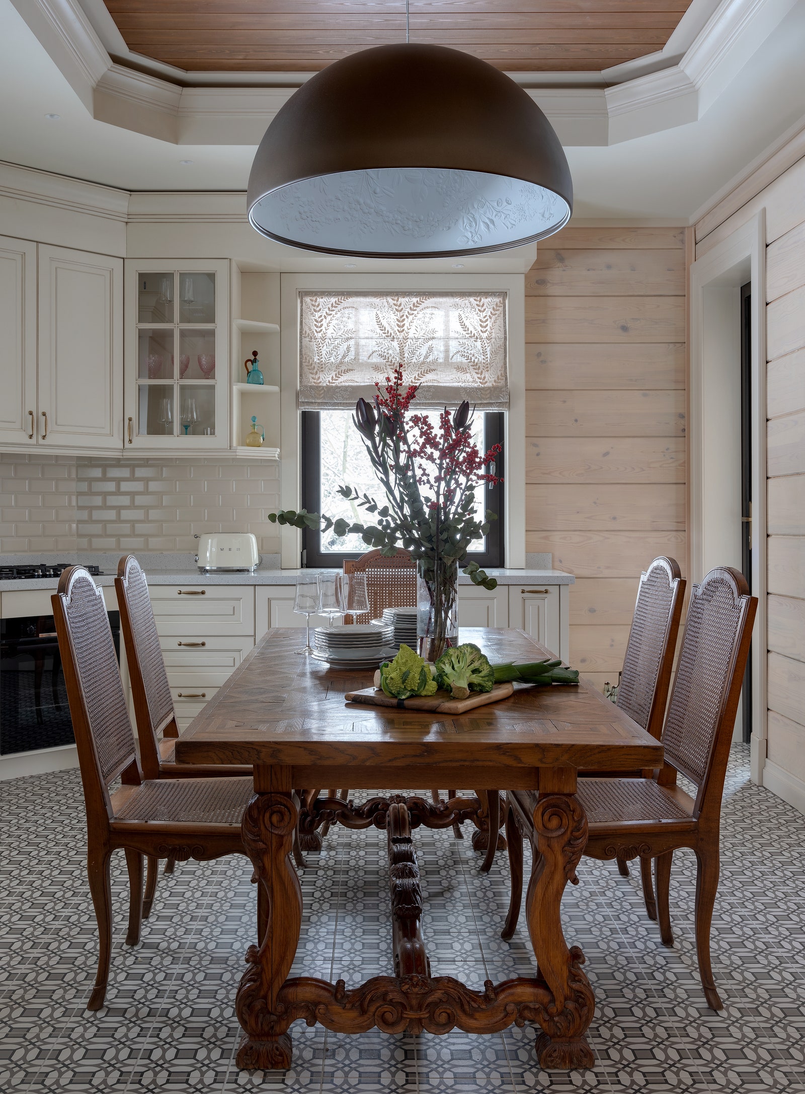 Кухнястоловая. Антикварные стол и стулья потолочный светильник Flos римские шторы с вышивкой Sanderson.