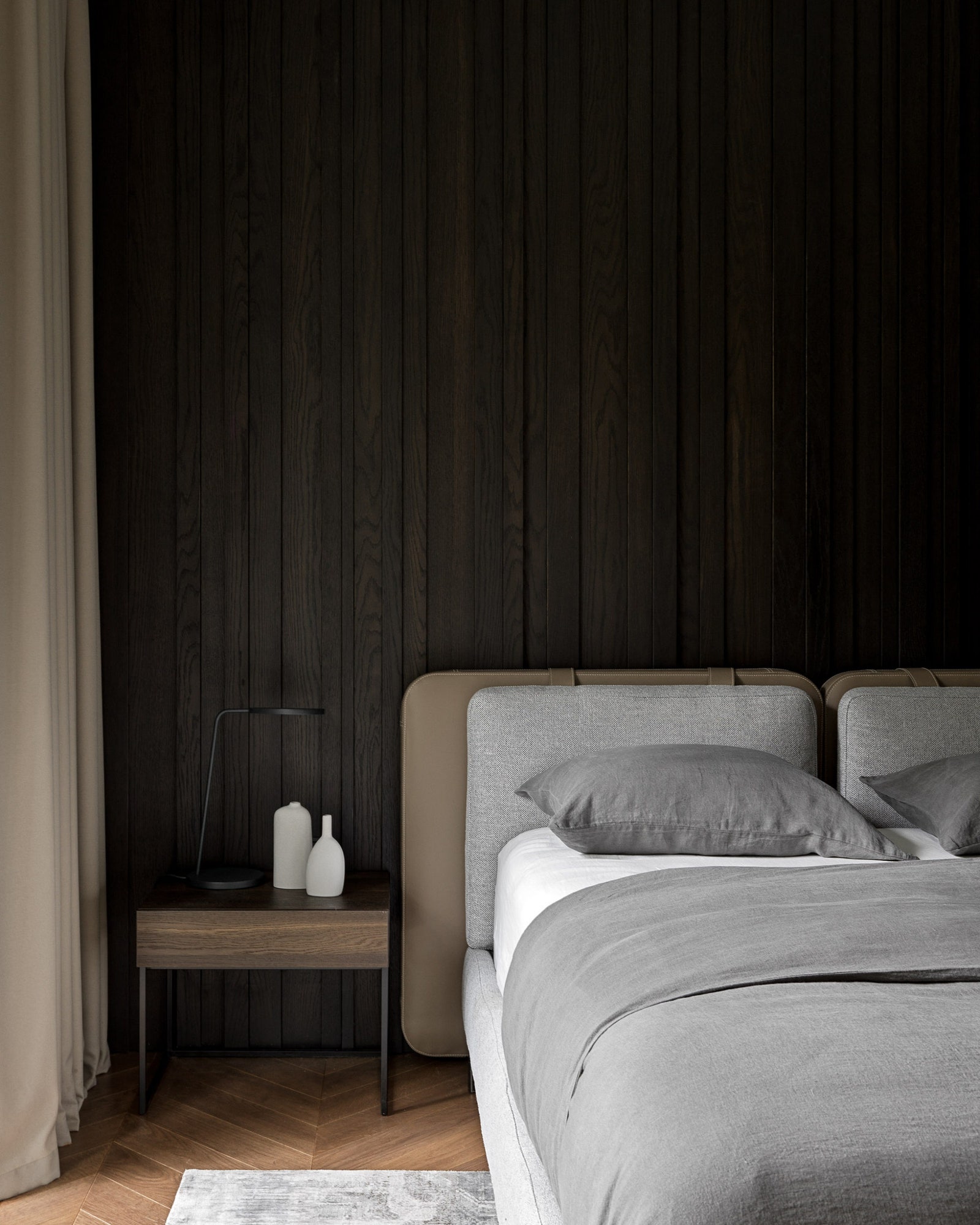 Фрагмент спальни. Кровать Minotti торшер Luceplan. Деревянное панно за изголовьем собиралось вручную из деревянных реек...