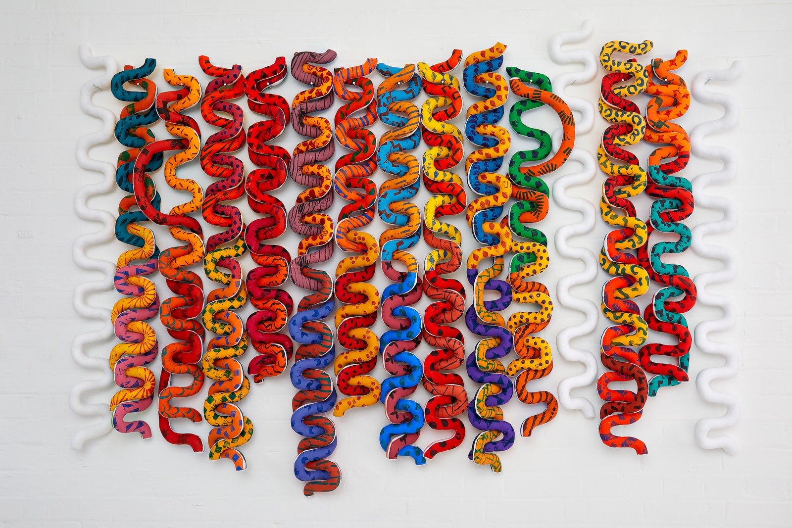 Анна Рэй. Текстильная инсталляция Weave сшита из разноцветных кусочков ткани. Спирали можно поразному сочетать между...