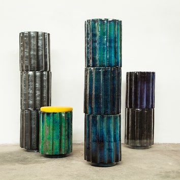 Табуреты-колонны из цветной керамики