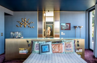 Хозяйская спальня. Кровать сделана наnbspзаказ слева винтажное бра 1950е годы справа торшеры поnbspдизайну Луиджи Качча...
