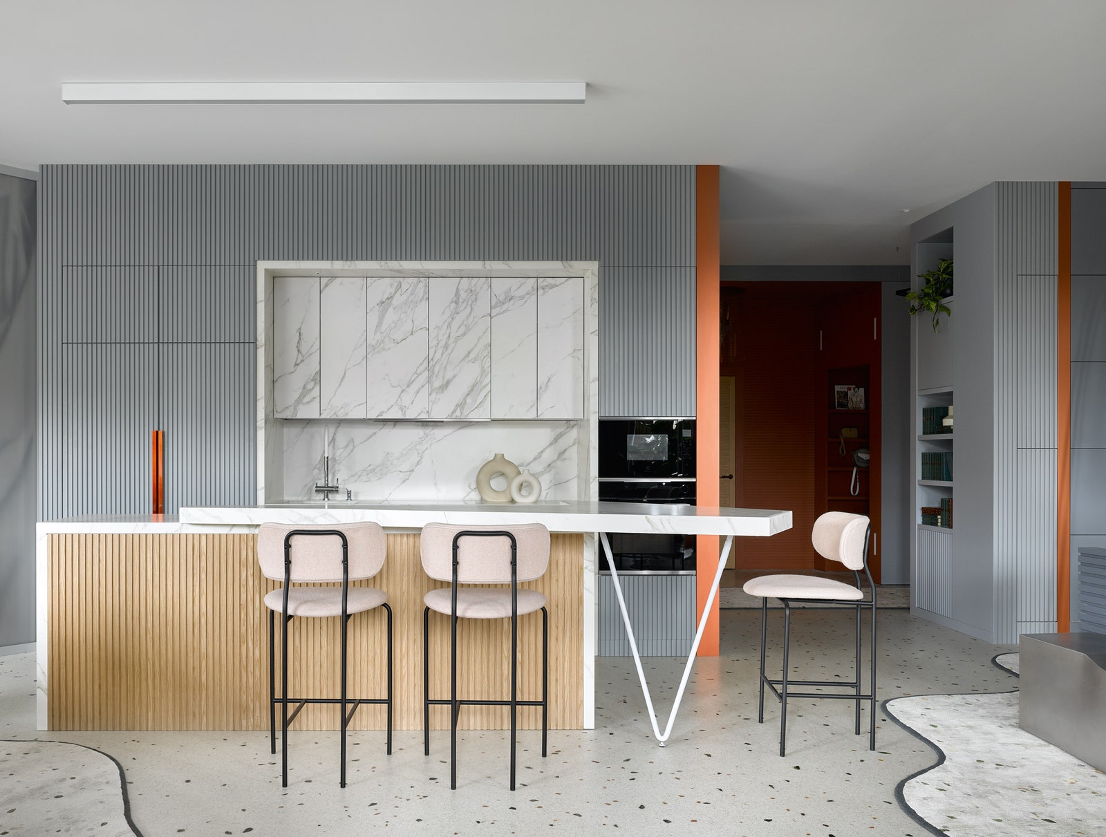 Кухня. Гарнитур с фасадами из керамики Häcker встроенные шкафы из массива дуба Planeta Design барные стулья Menu.
