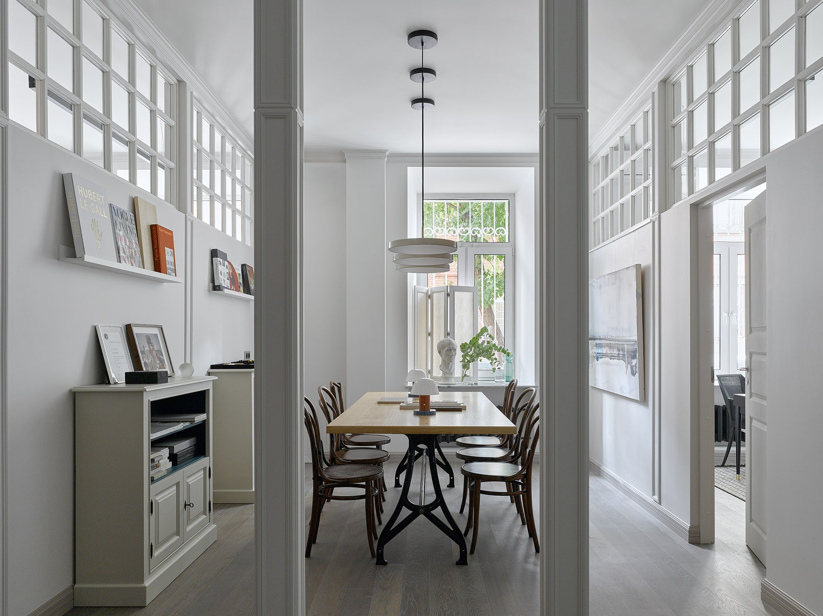 Переговорная. Антикварные венские стулья Thonet на столе лампы по дизайну Хайме Айона ampTradition светильники Umage.