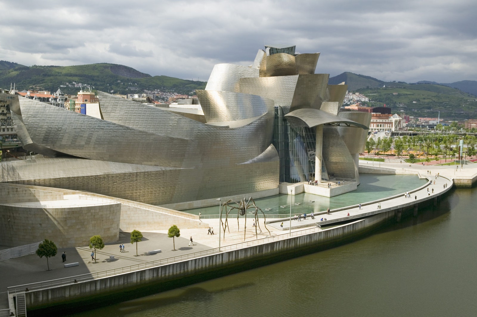Музей Гуггенхайма Бильбао Испания. Архитектор Фрэнк Гери. Год открытия 1997. www.guggenheimbilbao.eus