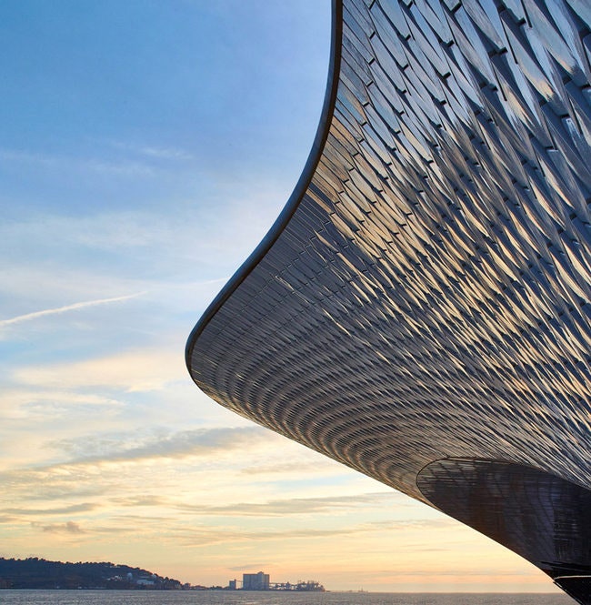 Музей искусства архитектуры и технологий Лиссабон Португалия. Архитектор Аманда Ливит. Год открытия 2016. www.maat.pt