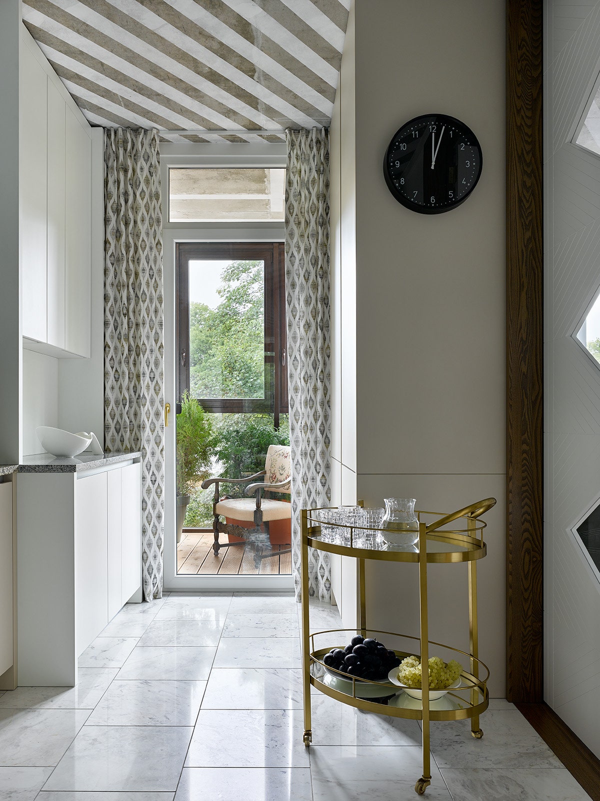 Фрагмент кухни. Кухня и двери РераНоме стул винтажный сервировочный столик “ПарадизДекор” часы IKEA.