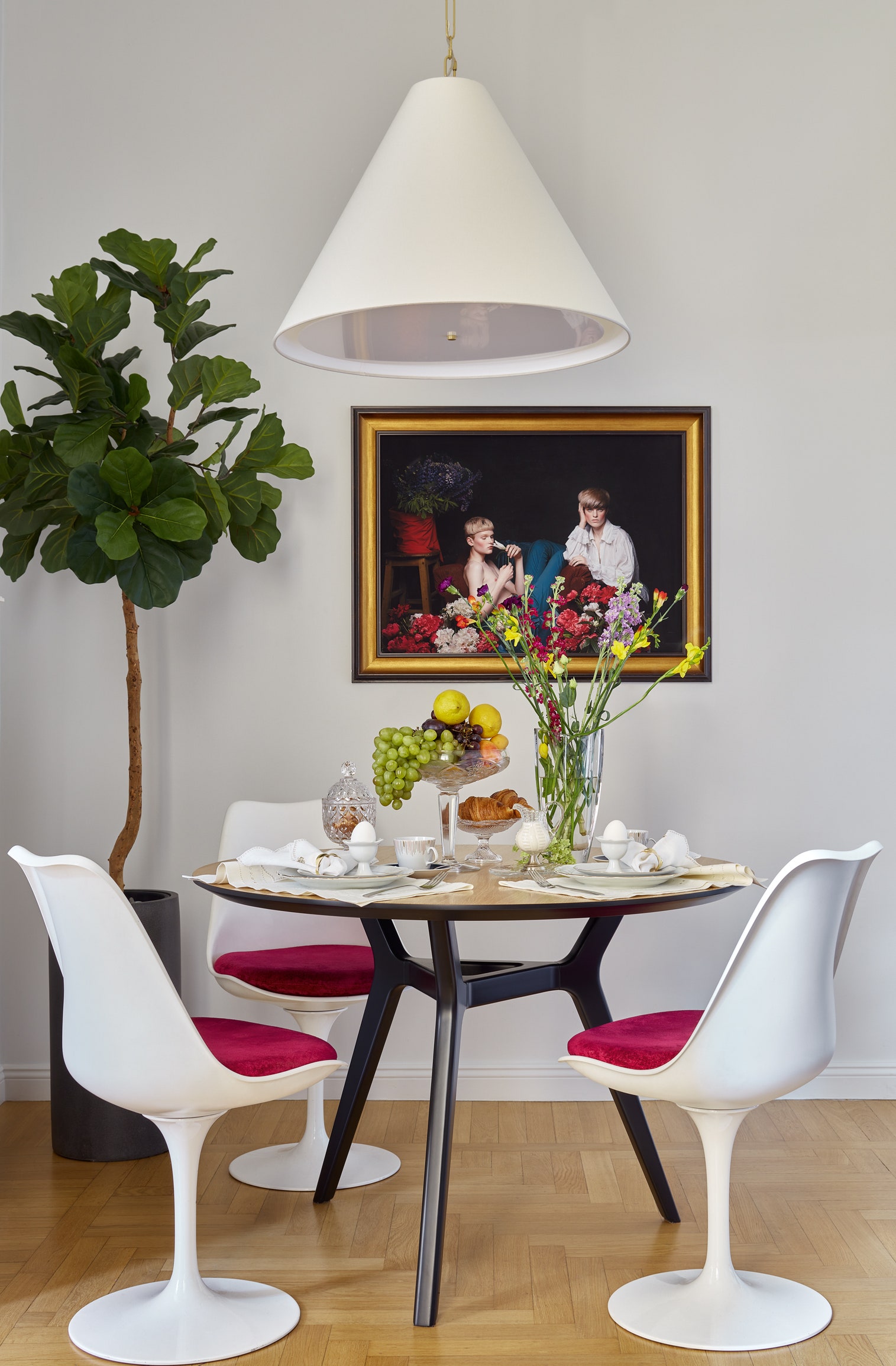 Фрагмент кухни. Винтажные стулья Tulip по дизайну Ээро Сааринена стол Unika Møblär над ним абажур Bottega Design...