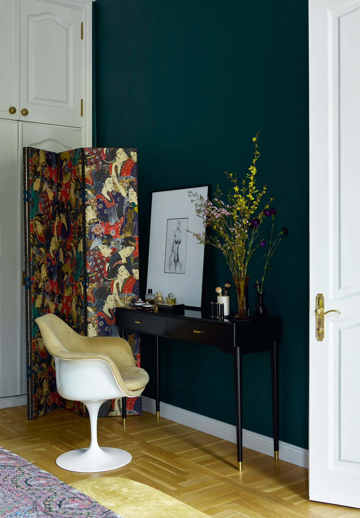 Фрагмент спальни. Консоль La Redoute винтажное кресло Tulip по дизайну Ээро Сааринена винтажная ширма.