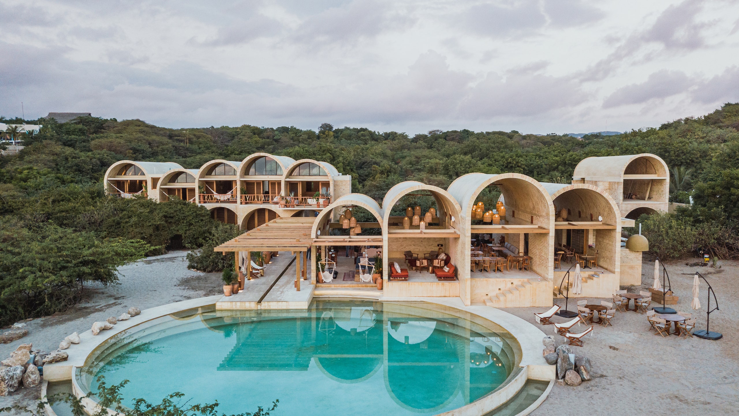Арочный пляжный отель в Мексике