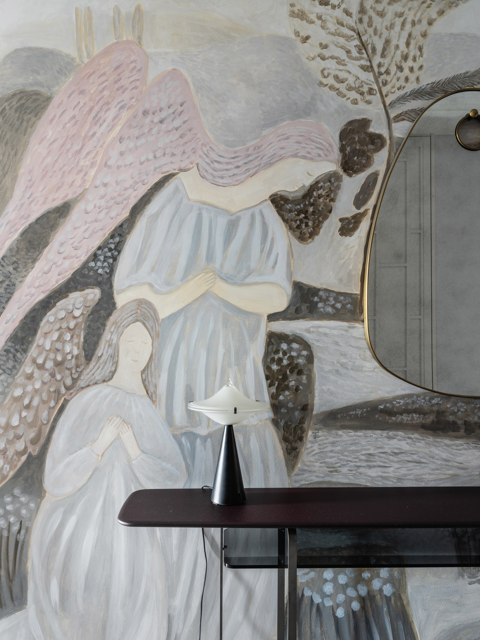 Роспись стены по мотивам картин Зинаиды Бабиной. Зеркало Julian Chichester ретросветильник Repeat Story .
