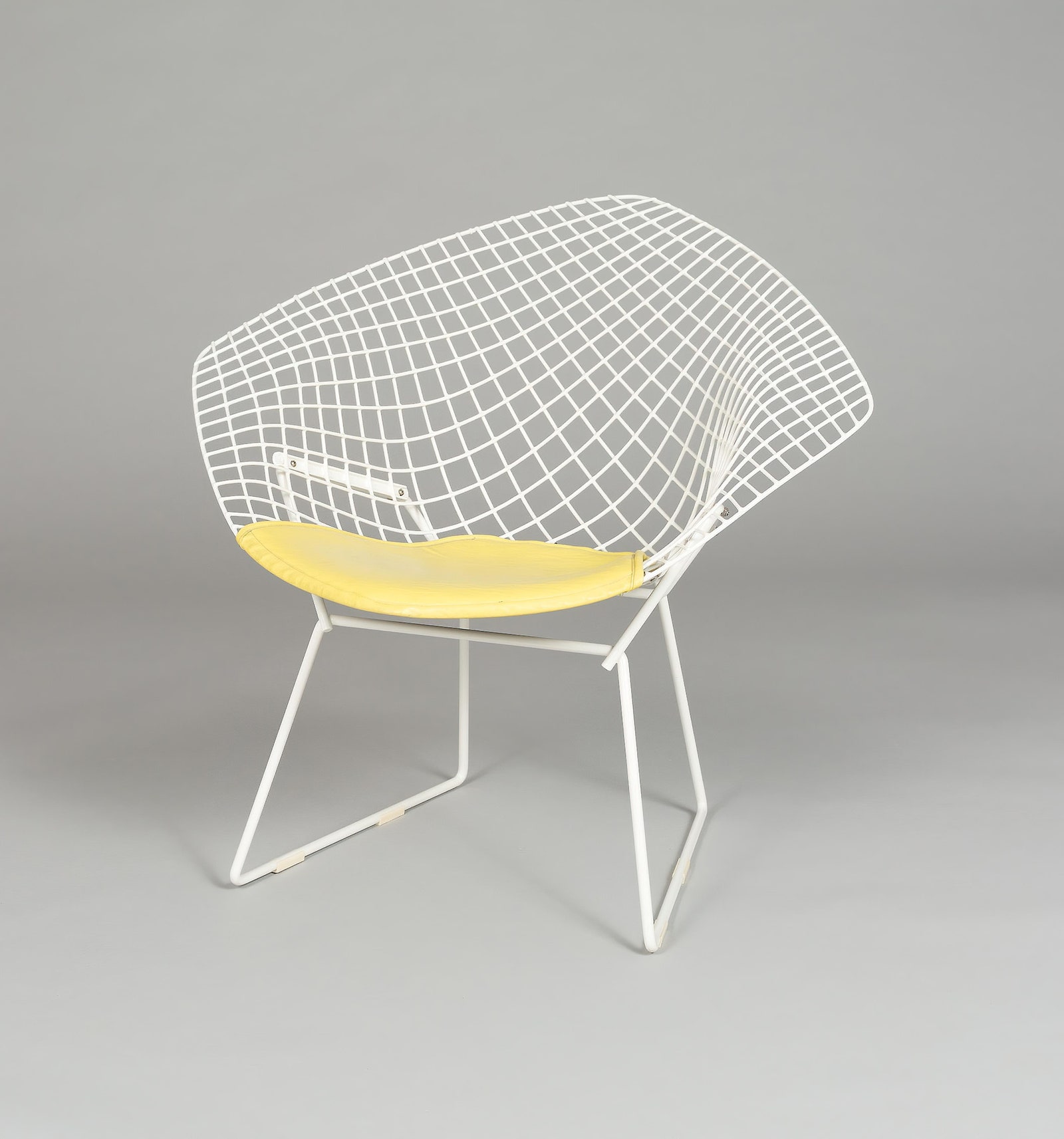 Гарри Бертойя . Кресло Knoll 1967. Размеры 774 × 858 × 711 см. Белая виниловая стальная сетка.