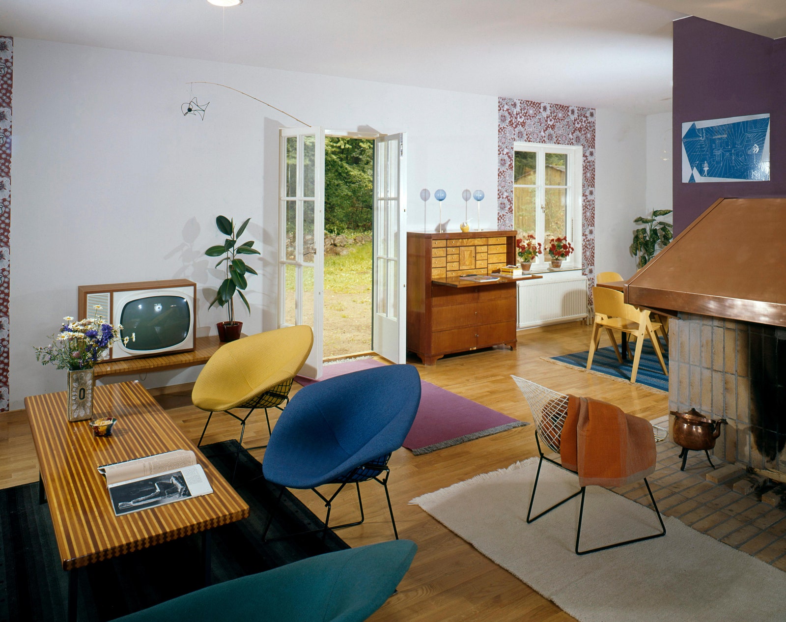 Интерьер комнаты в стиле типичного телевизонного сета 1960х годов. Кресла Diamond по проекту Гарри Бертойи. Швеция 1963.