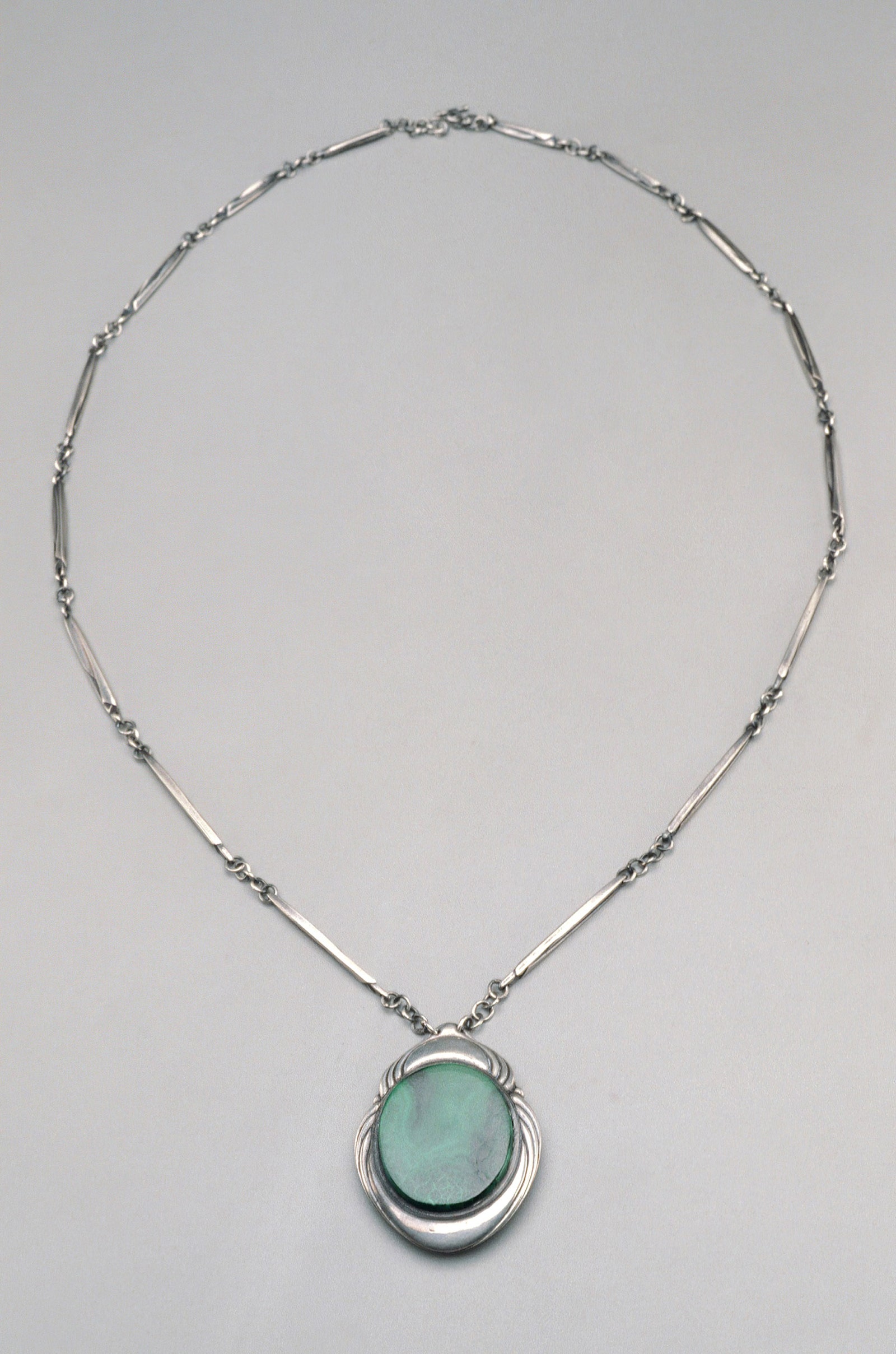 Гарри Бертойя . Ожерелье и кулон между 1937 и 1943 годами малахит и серебро. Общий размер 41 × 29 см.