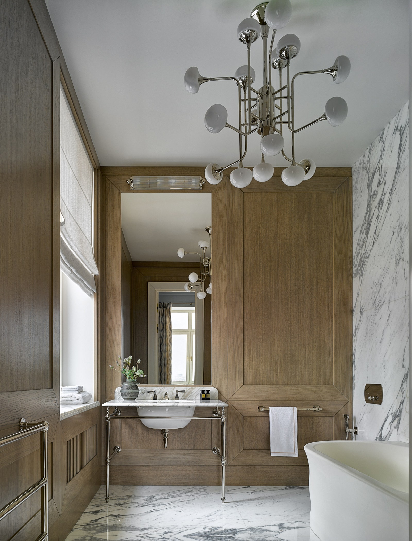 Хозяйская ванная отделана мрамором Calacatta Vagli Antolini деревянные панели сделаны по эскизам дизайнеров Gnoato...