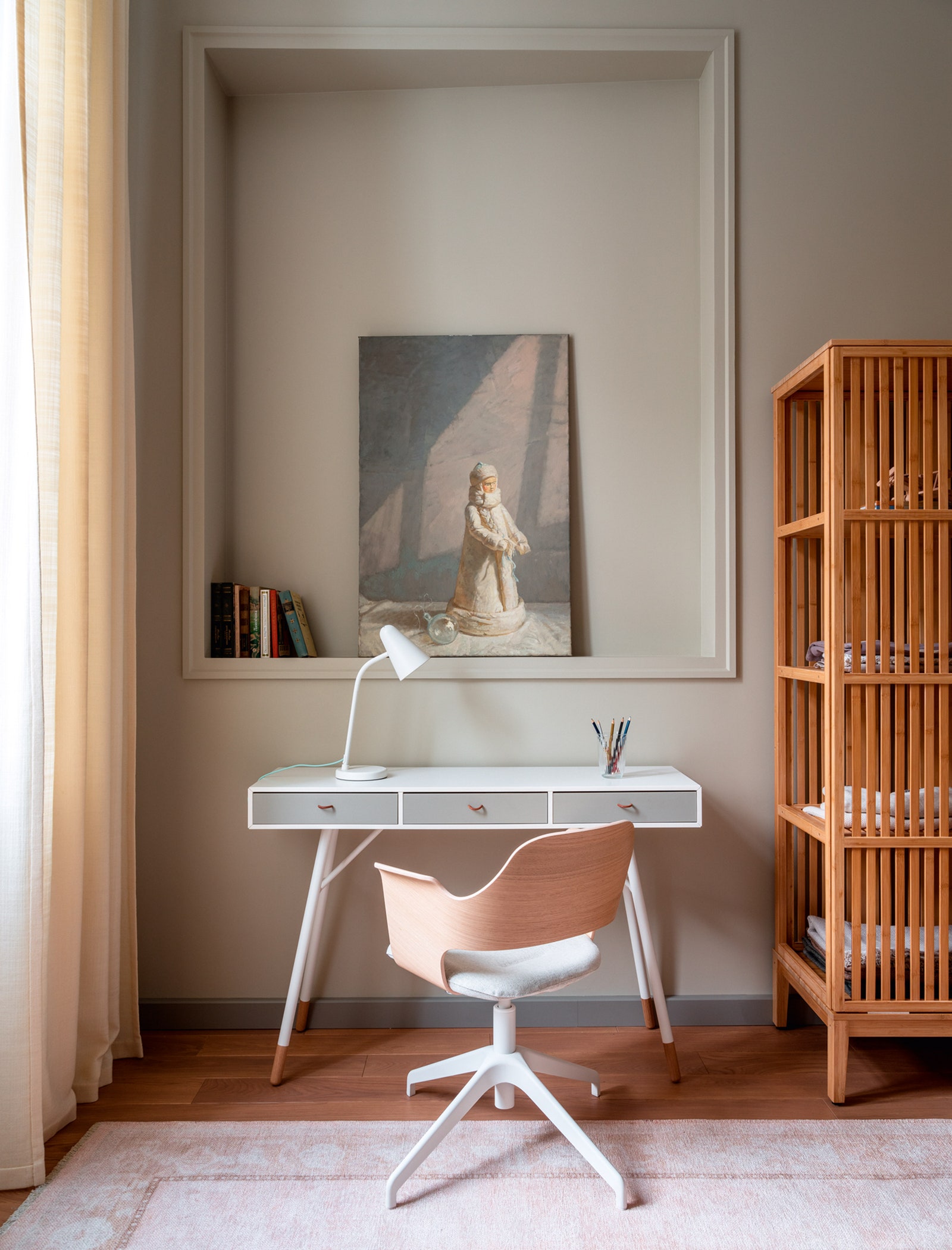 Детская. Рабочий стол BoConcept стул и стеллаж IKEA ковер Zara Home картина Людмилы Блок “Снегурочка”.