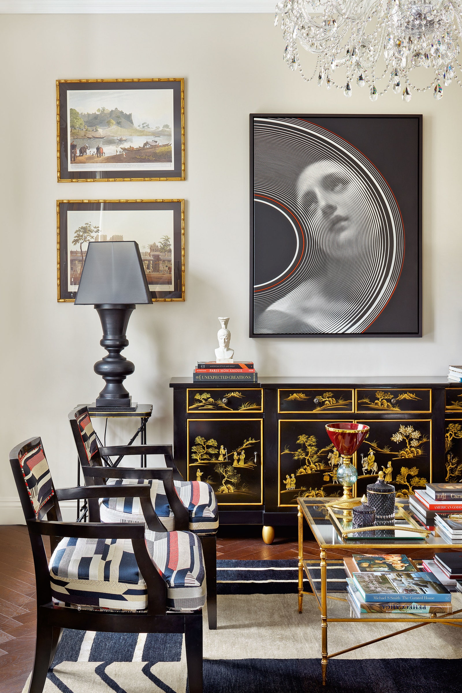 Фрагмент гостиной. Кресла JNL в ткани Dedar Altagamma Interiors лампа и приставной столик под ней Mis en Demeure комод в...