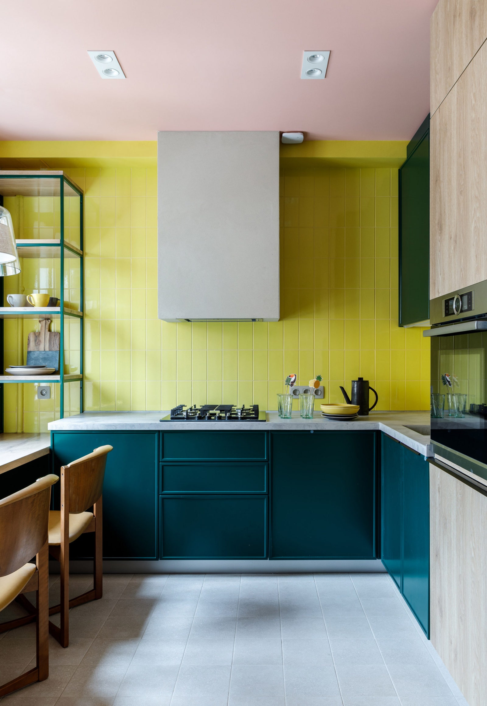 Кухня в проекте Киры Чувелевой. Гарнитур сделан на заказ и выкрашен в изумрудный цвет на полу цементная плитка Equipe...