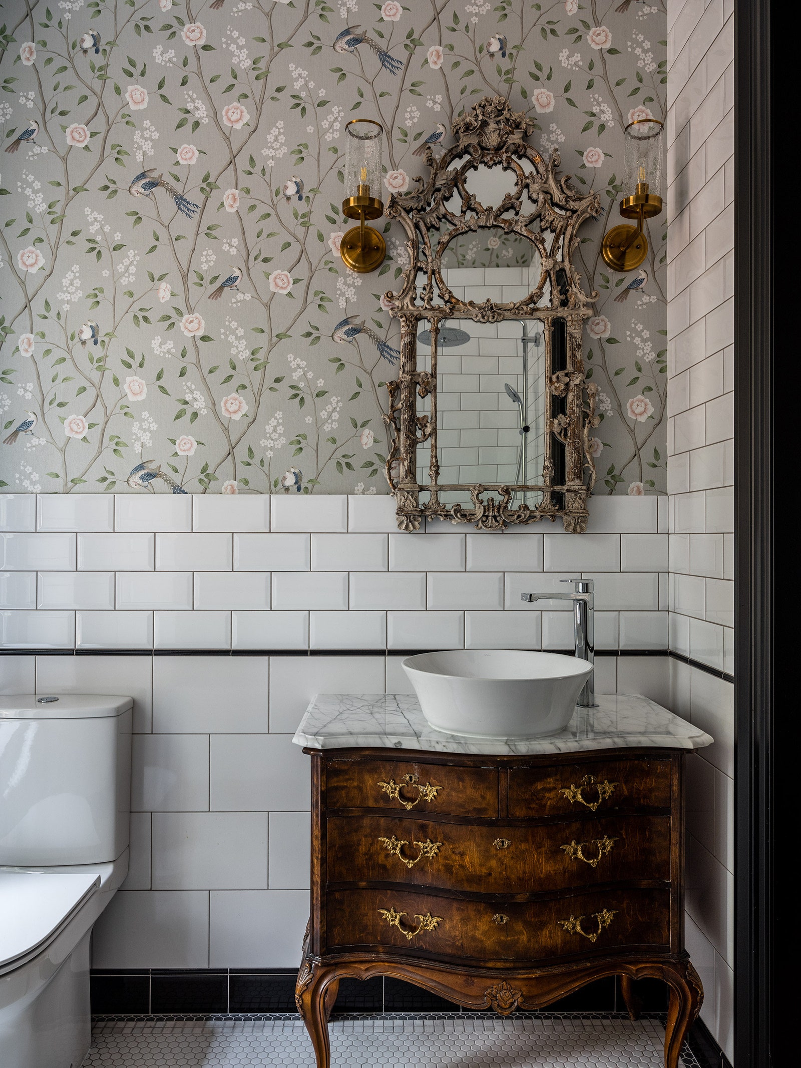 Ванная комната в проекте Игоря Куркина. Антикварная тумба под раковину столешница Stone Best обои Eco Wallpaper. Фото...