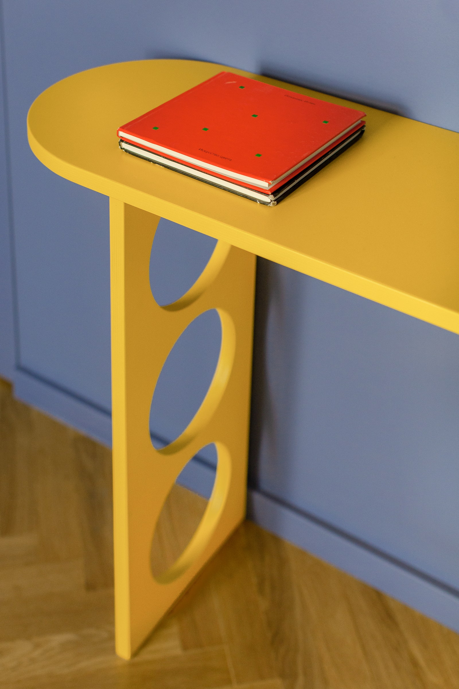 Фрагмент гостиной. Консольный стол из фанеры сделан по эскизу авторов проекта.