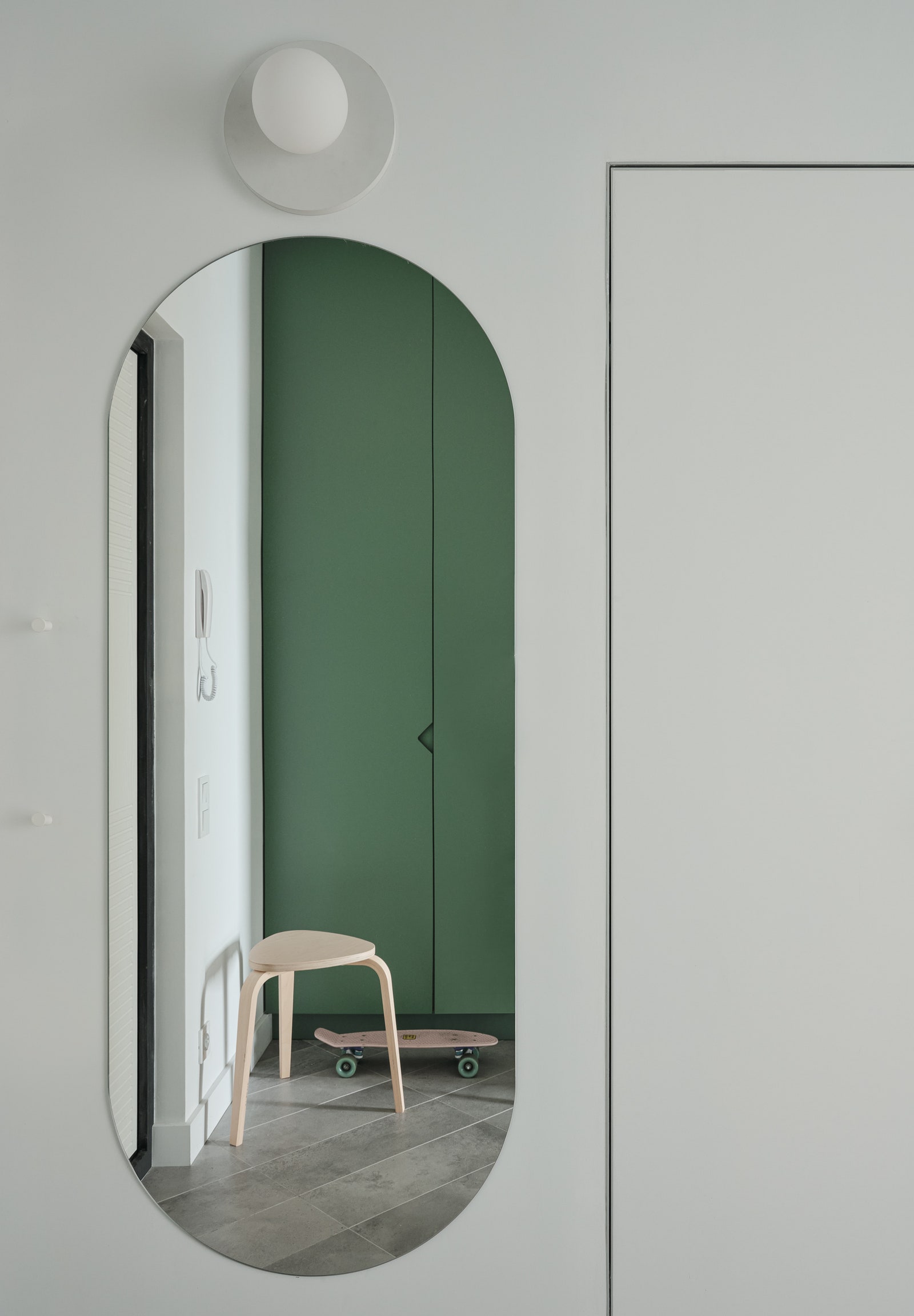 Прихожая. Табурет IKEA шкаф светильник и зеркало сделаны на заказ керамогранит “Италон” скрытые двери Profildoors.