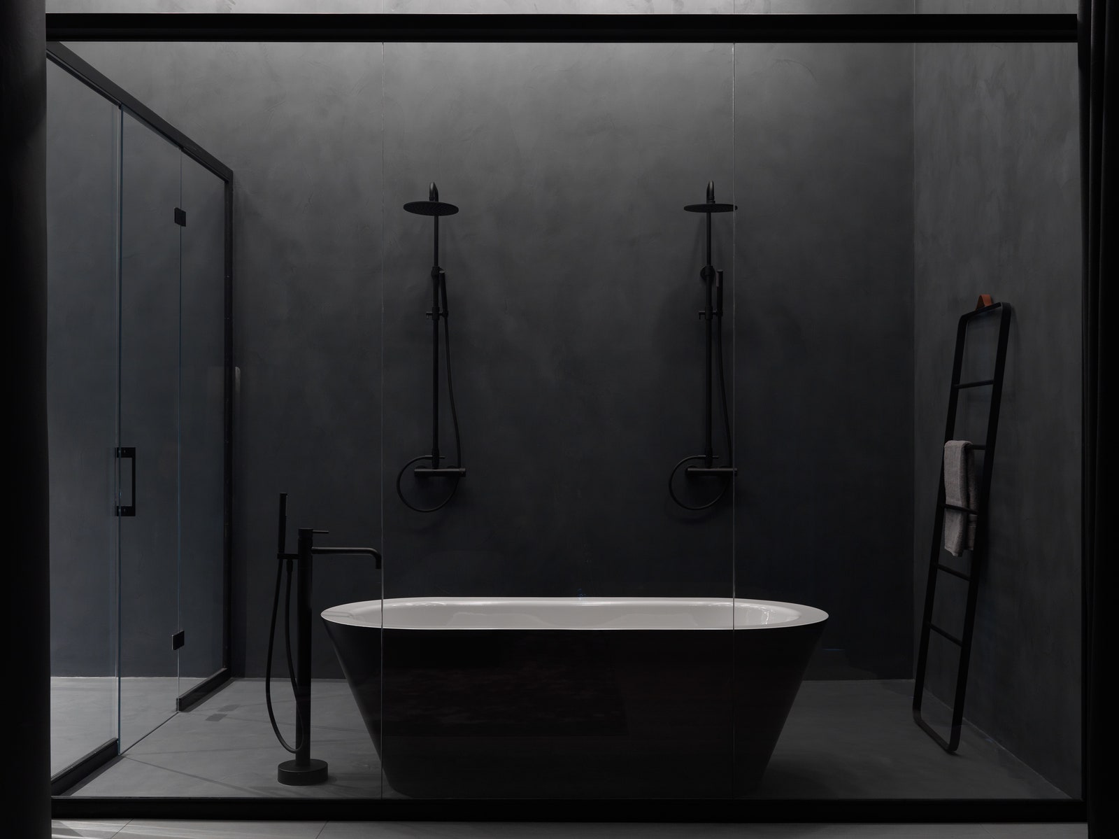 Ванная комната. Отдельно стоящая ванна Bette душевые лейки и смесители Fima Carlo Frattini лестница для полотенец Menu.