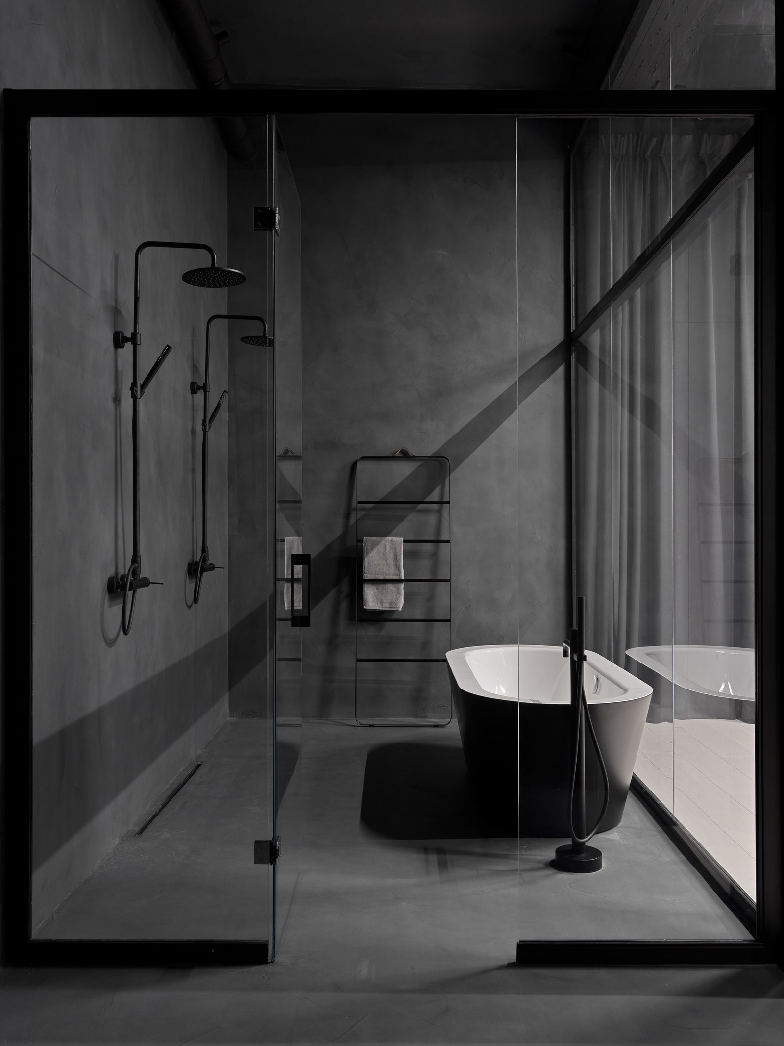 Ванная комната. Отдельно стоящая ванна Bette душевые лейки и смесители Fima Carlo Frattini лестница для полотенец Menu...