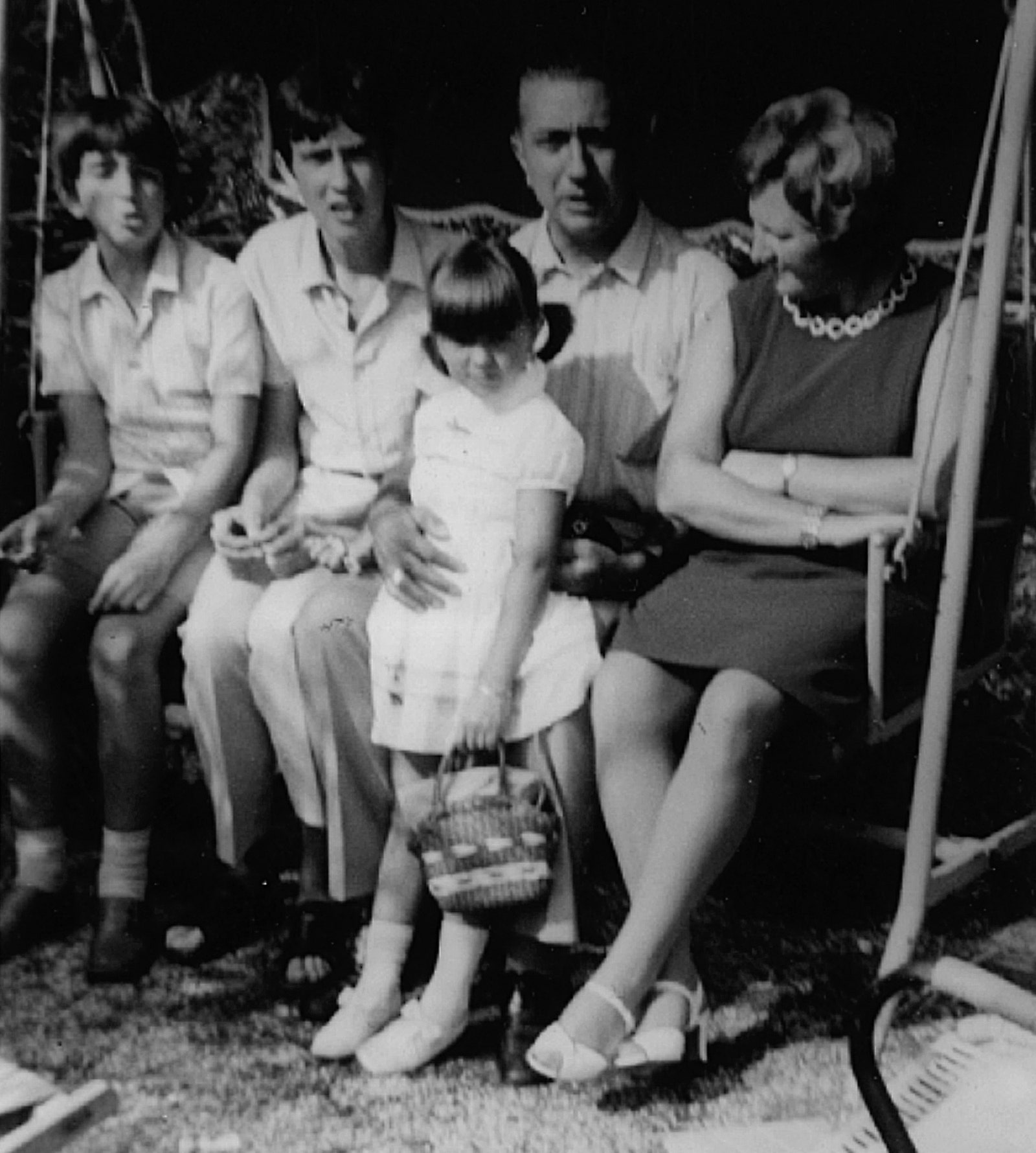 Семья Маццей слева направо Валерио его брат Роберто и сестра Моника и их родители .