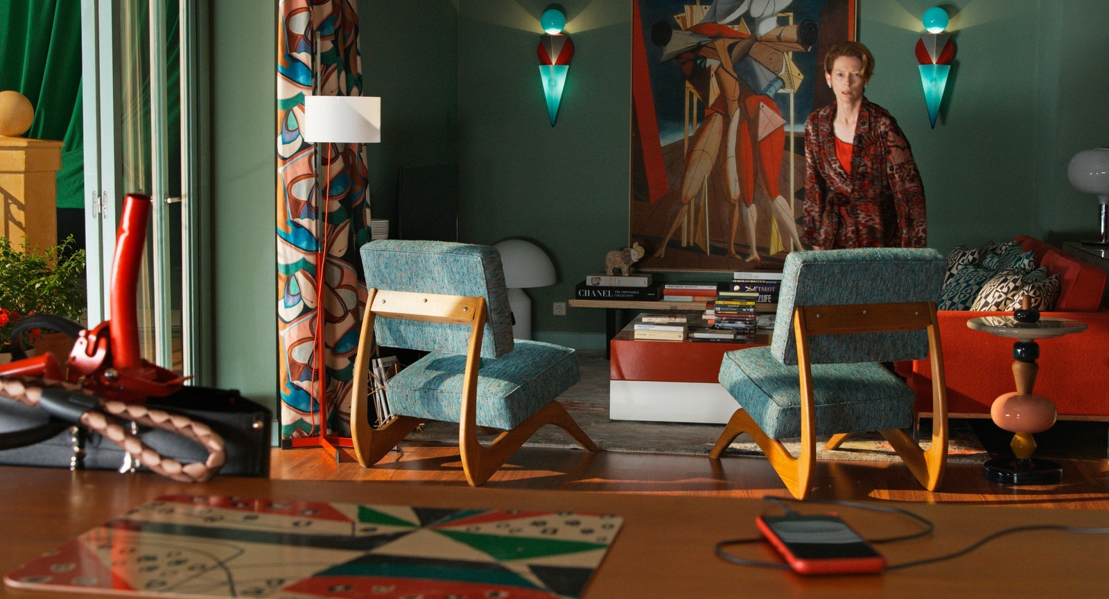 Красочную гостиную украшает оранжевый диван от Knoll стулья Adrian Pearsall светильники от Foscarini и репродукция...