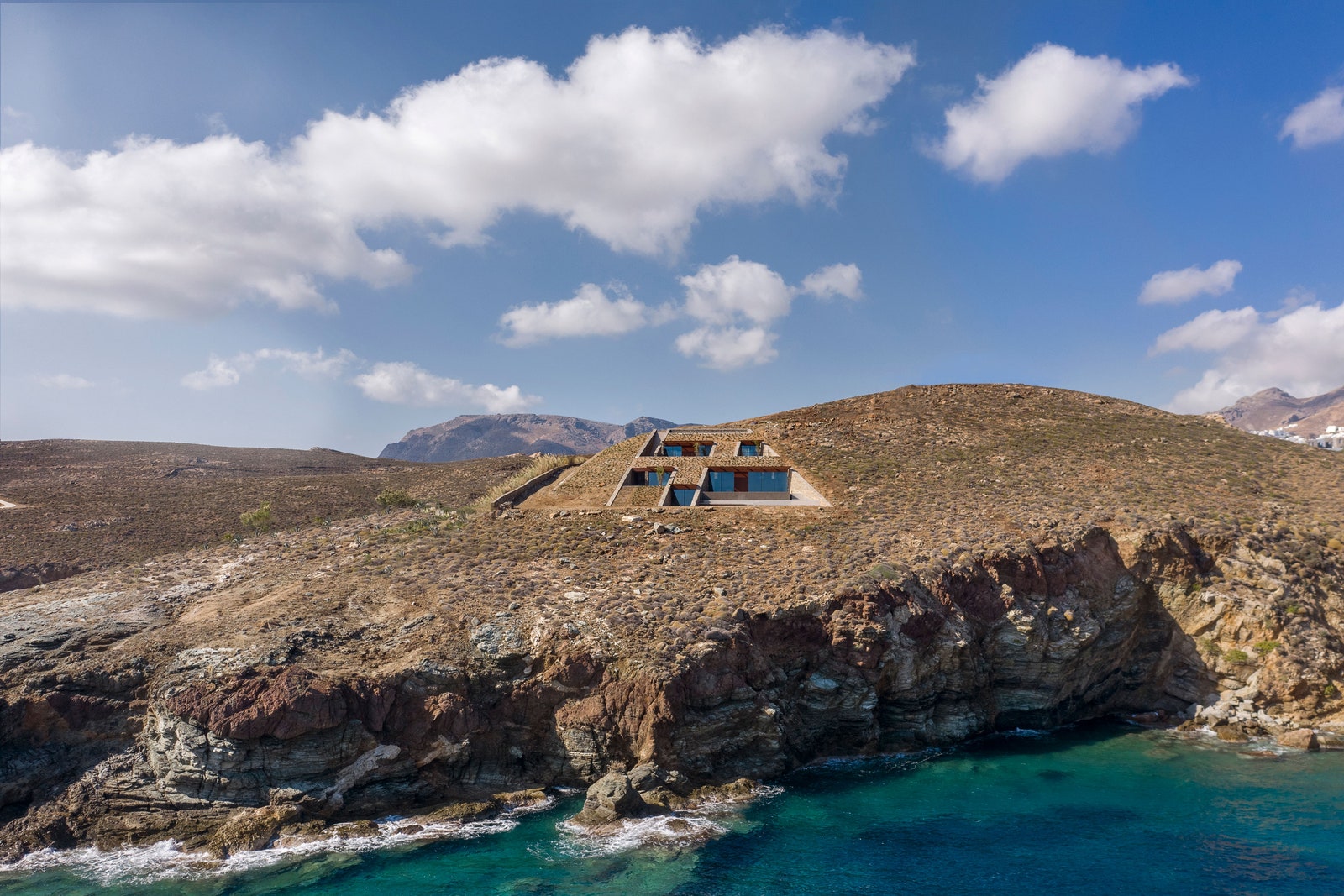 Врезанный в холм дом на острове Серифос