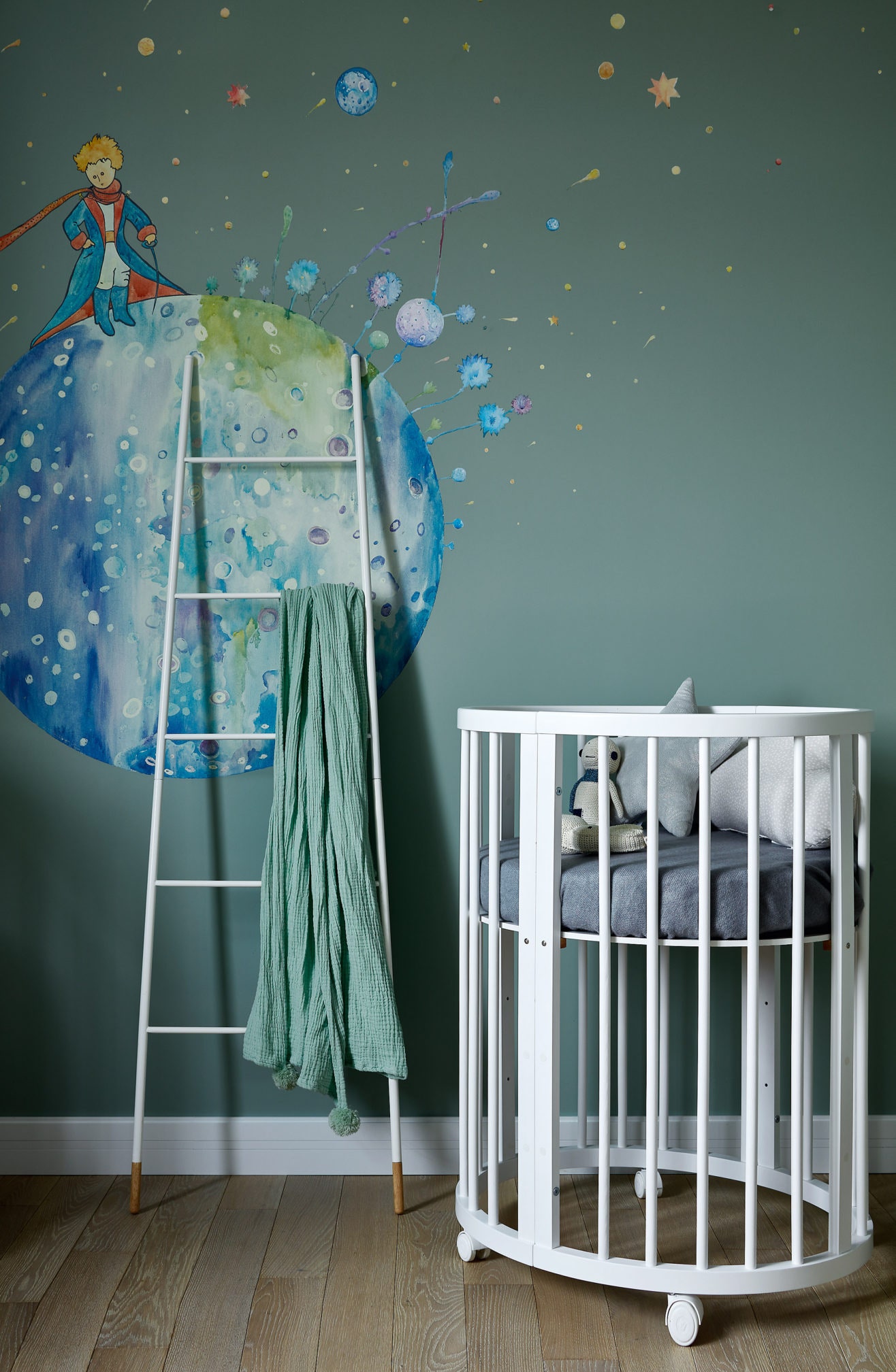 Проект Екатерины Угловой. Кроватка Sleep and Smile лестница Rack Ladder Zuiver из LAppartement роспись стены PeakArt....