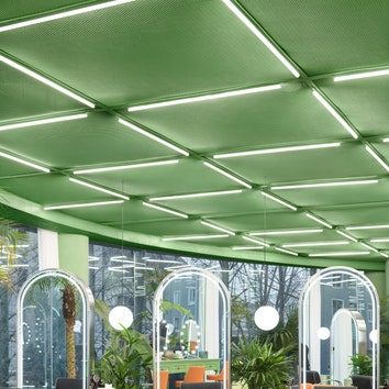 Ярко-зеленый интерьер парикмахерской в Пекине