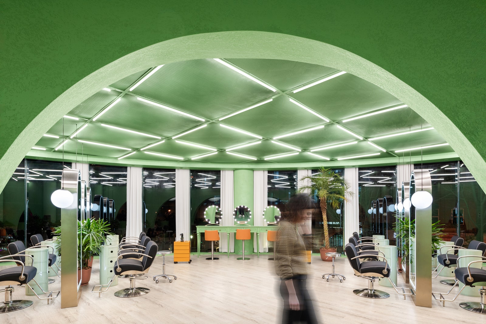Яркозеленый интерьер парикмахерской в Пекине