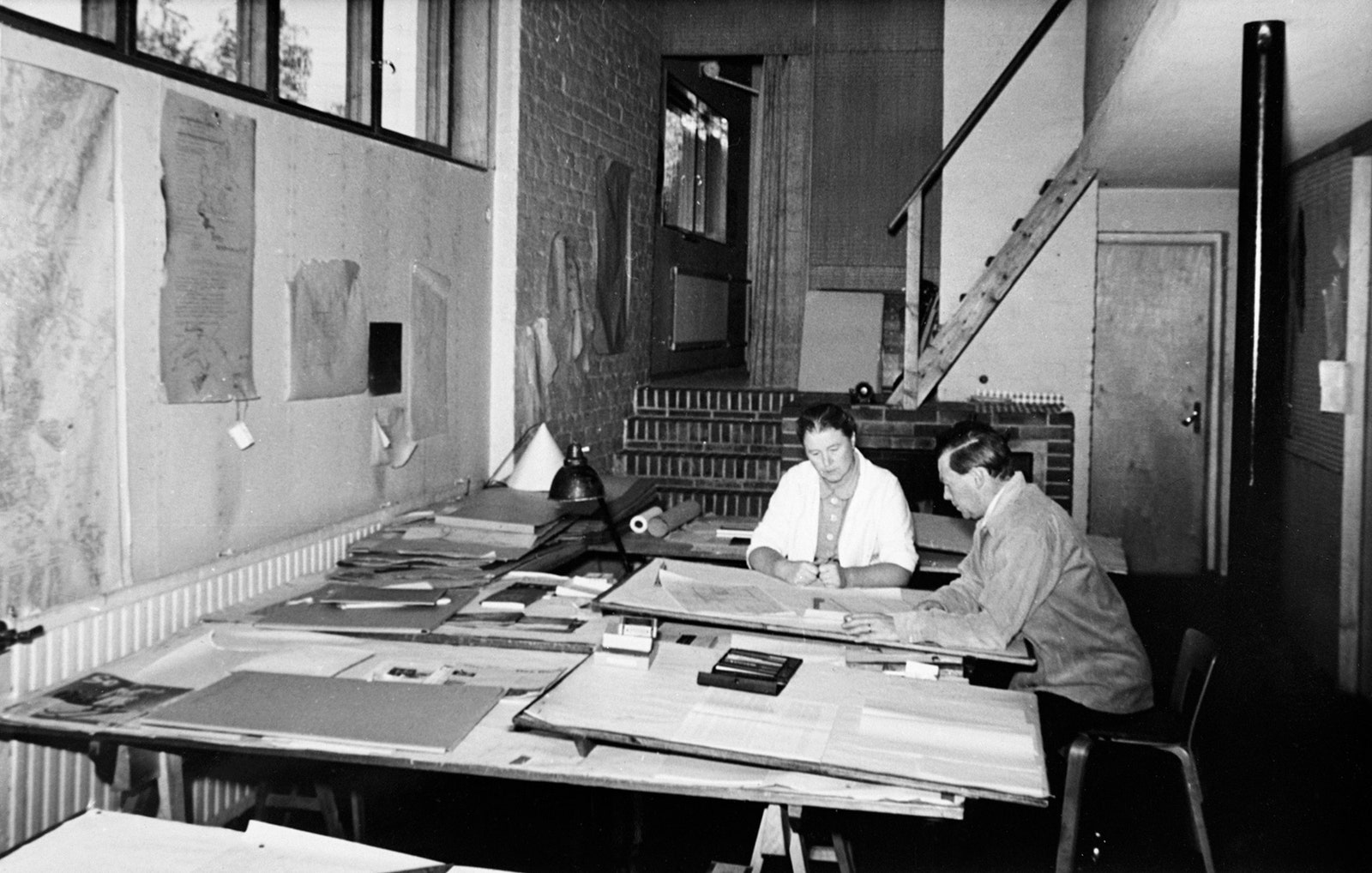 Алвар и Айно Аалто в рабочей студии.