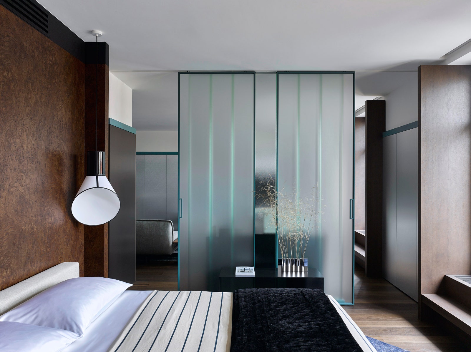 Спальня. Раздвижные двери Rimadesio. Стена в изголовье оклеена обоями с имитацией дерева Élitis кровать Moov по дизайну...