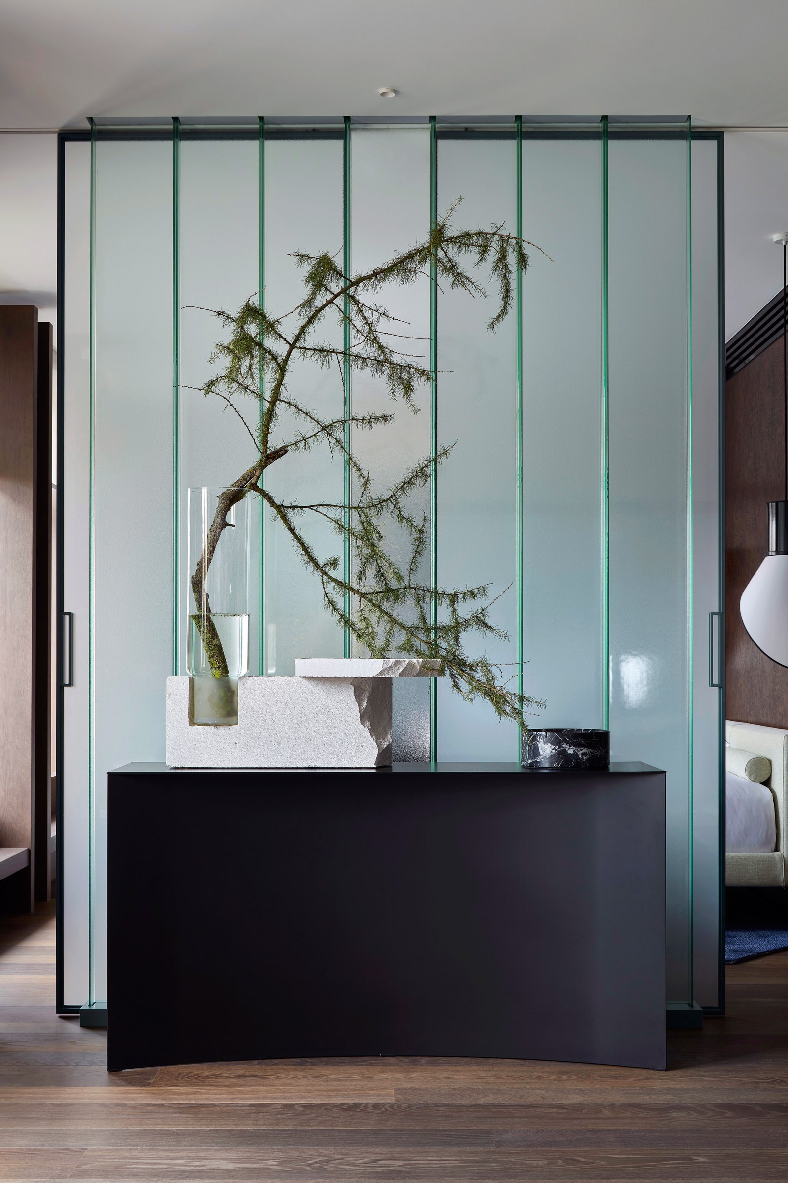 Перегородка между гостиной и спальней сделана из стеклопрофилита Pilkington. Консоль Void по дизайну Гульельмо Полетти...