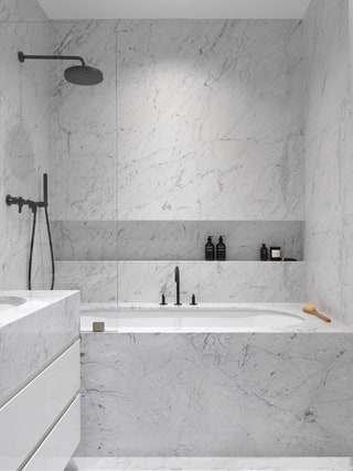 Ванная комната сына. Стены отделаны слэбами мрамора Carrara сантехника Dornbracht.