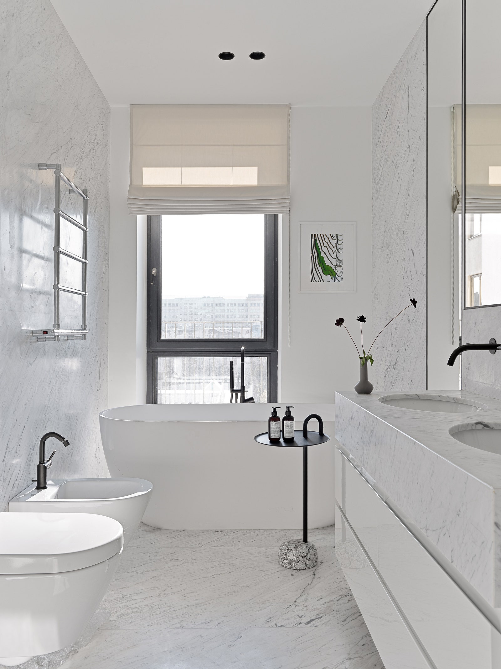 Хозяйская ванная. Стены отделаны слэбами мрамора Carrara сантехника Dornbracht столик GK Concept.