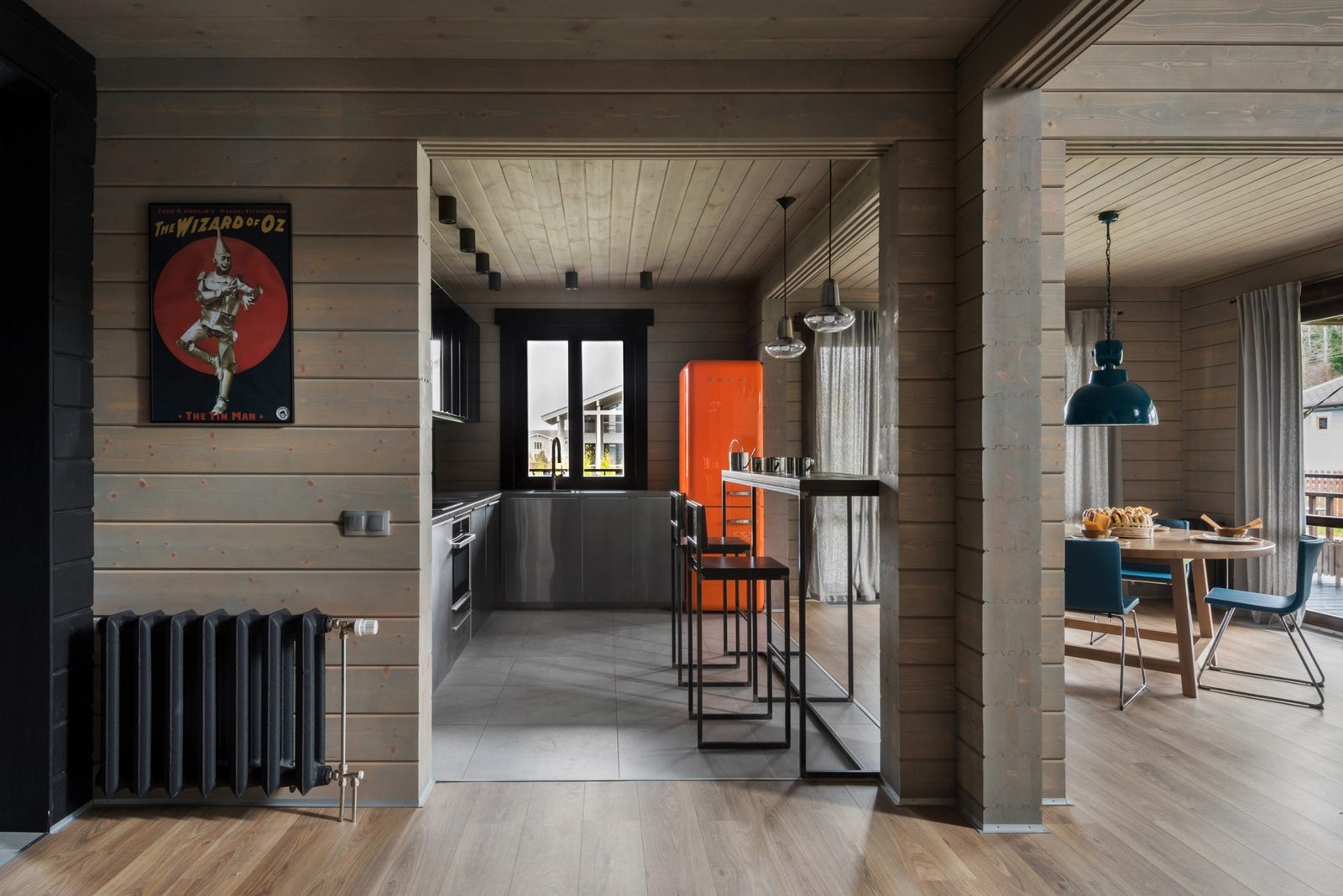 Сказочный дом по проекту Маши Кунякиной 200 м². Кухнястоловая. Гарнитур IKEA барный стол и стулья Archpole оранжевый...