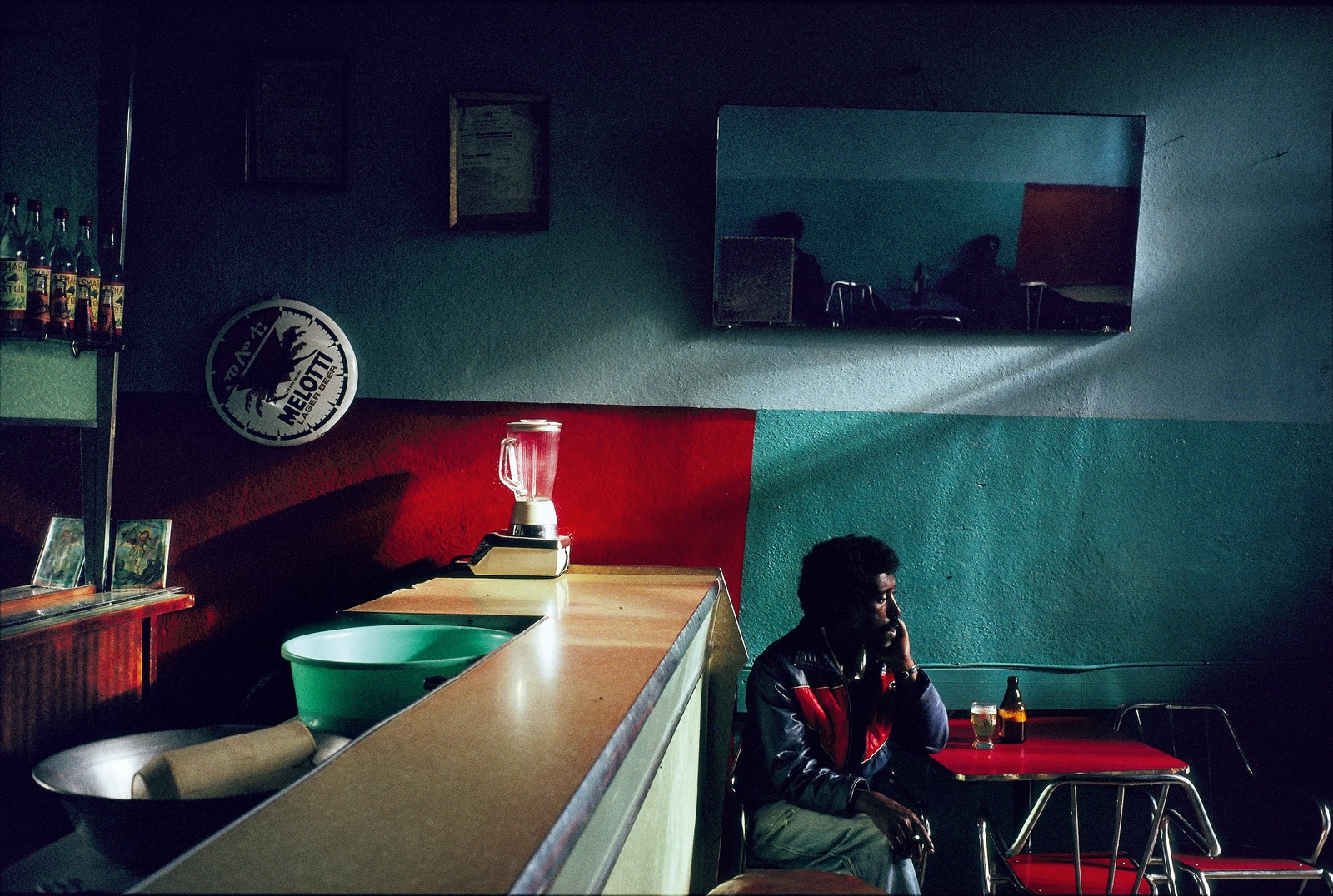 Паскаль Мэтр. Эритрея. 1992. Погруженный в раздумья посетитель бара в городе Асмэре. Возможно он пока не может принять...