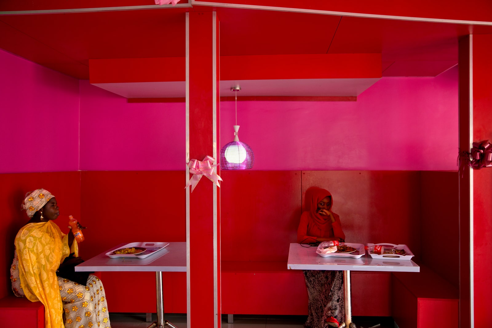 Паскаль Мэтр. Нигерия. 2014. Фастфуд кафе в центре города Кано © Pascal MaitreMyopPanos